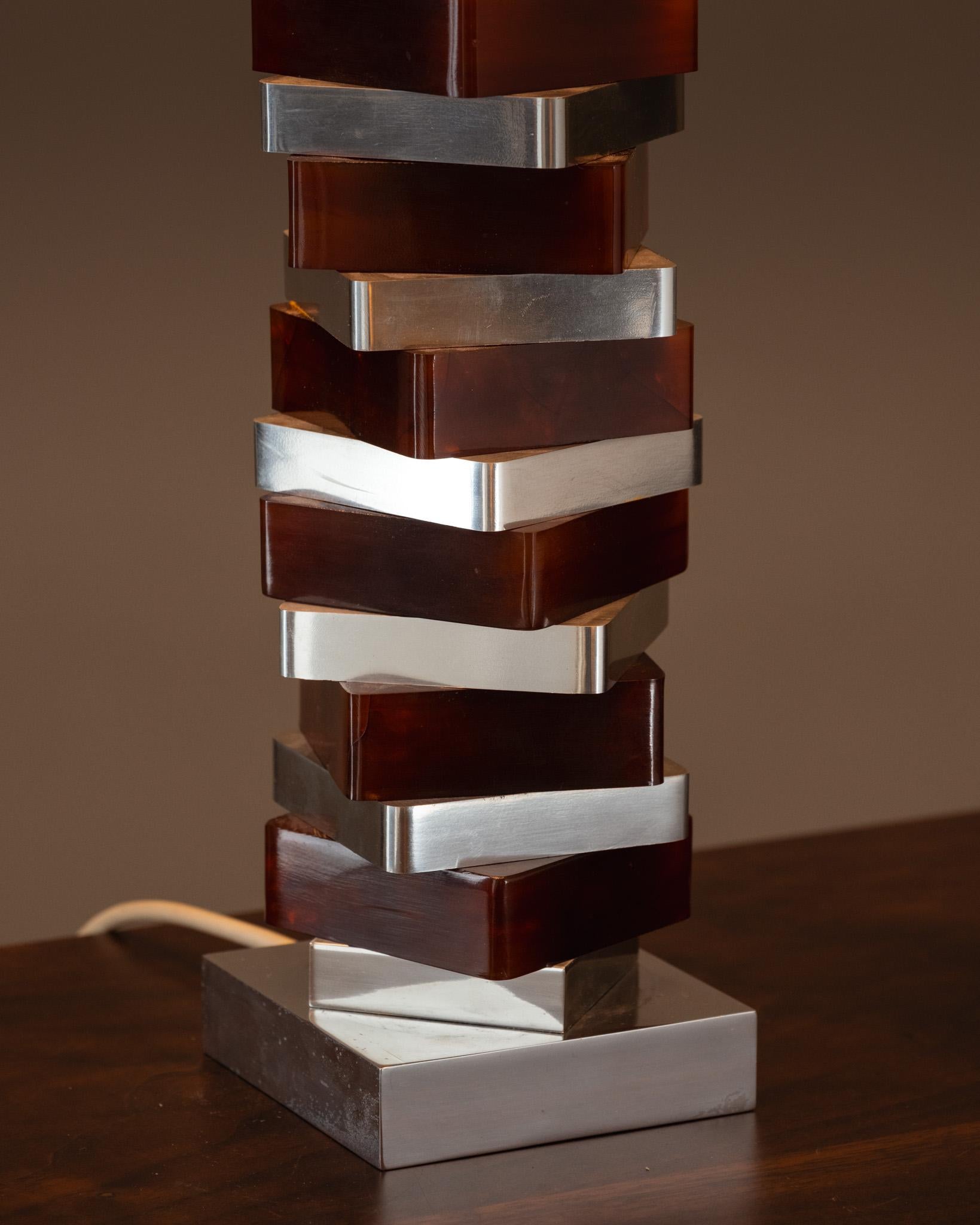 Lampe moderniste en aluminium et résine, 1970 Bon état - En vente à PARIS, FR