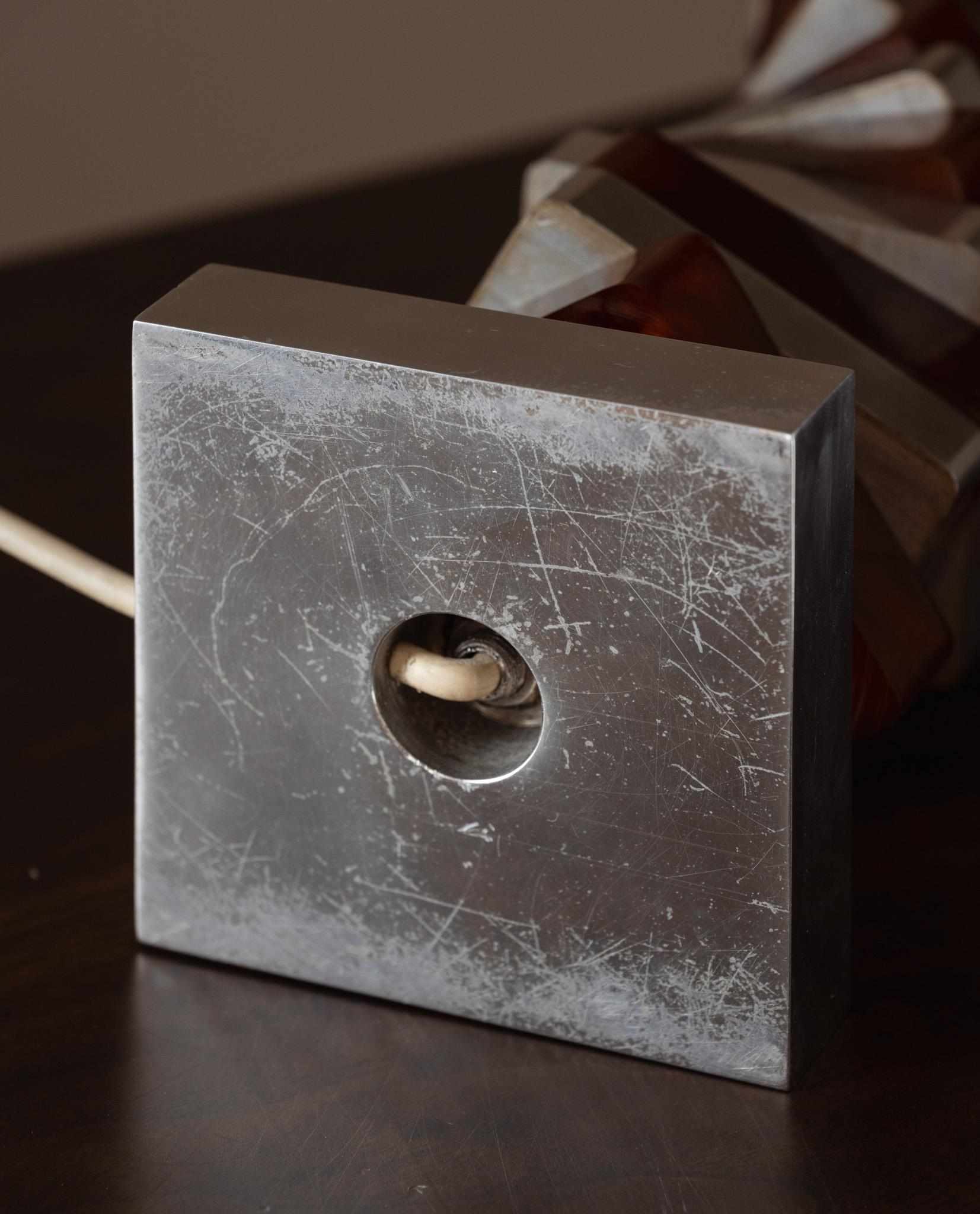 Aluminium Lampe moderniste en aluminium et résine, 1970 en vente