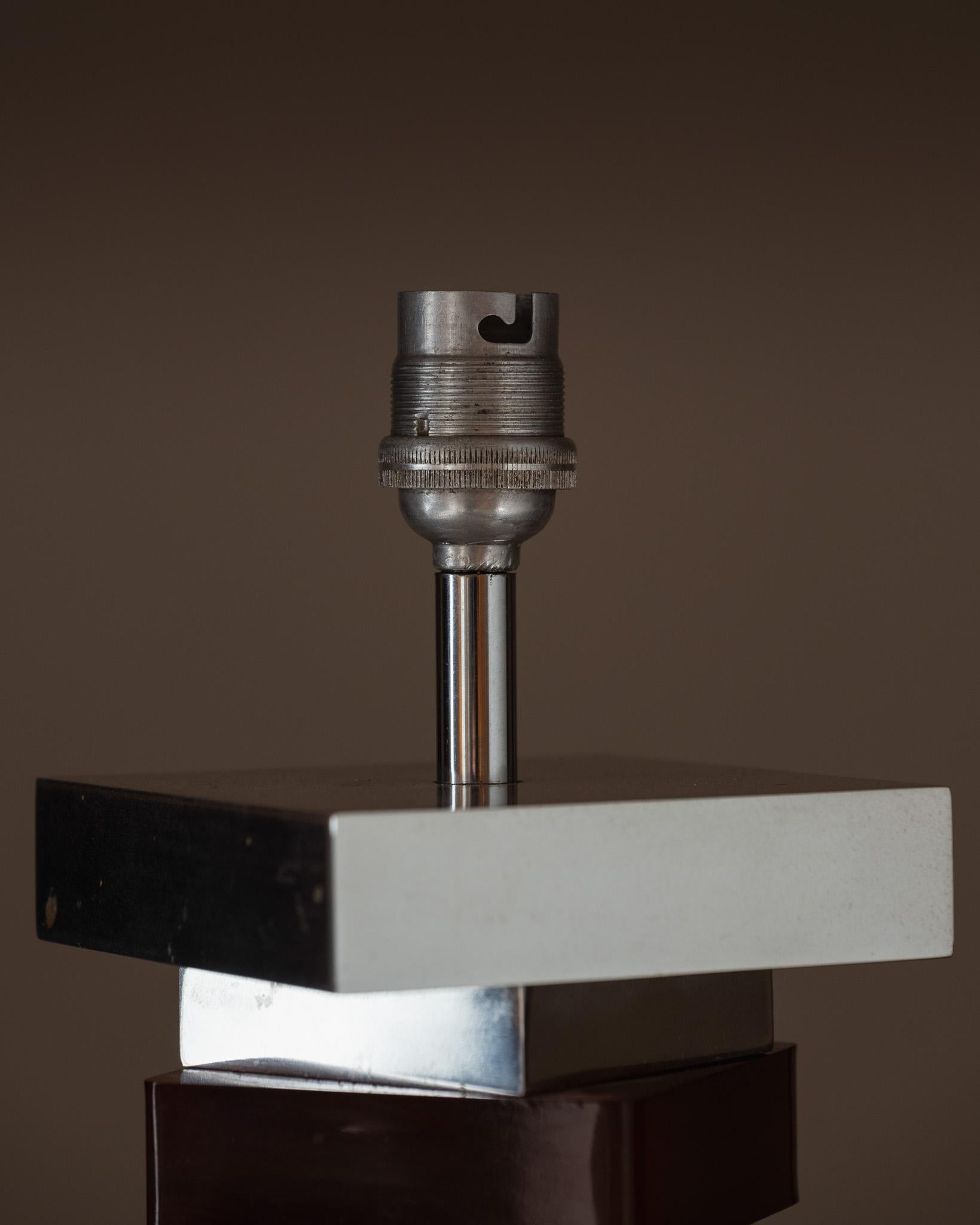 Lampe moderniste en aluminium et résine, 1970 en vente 1