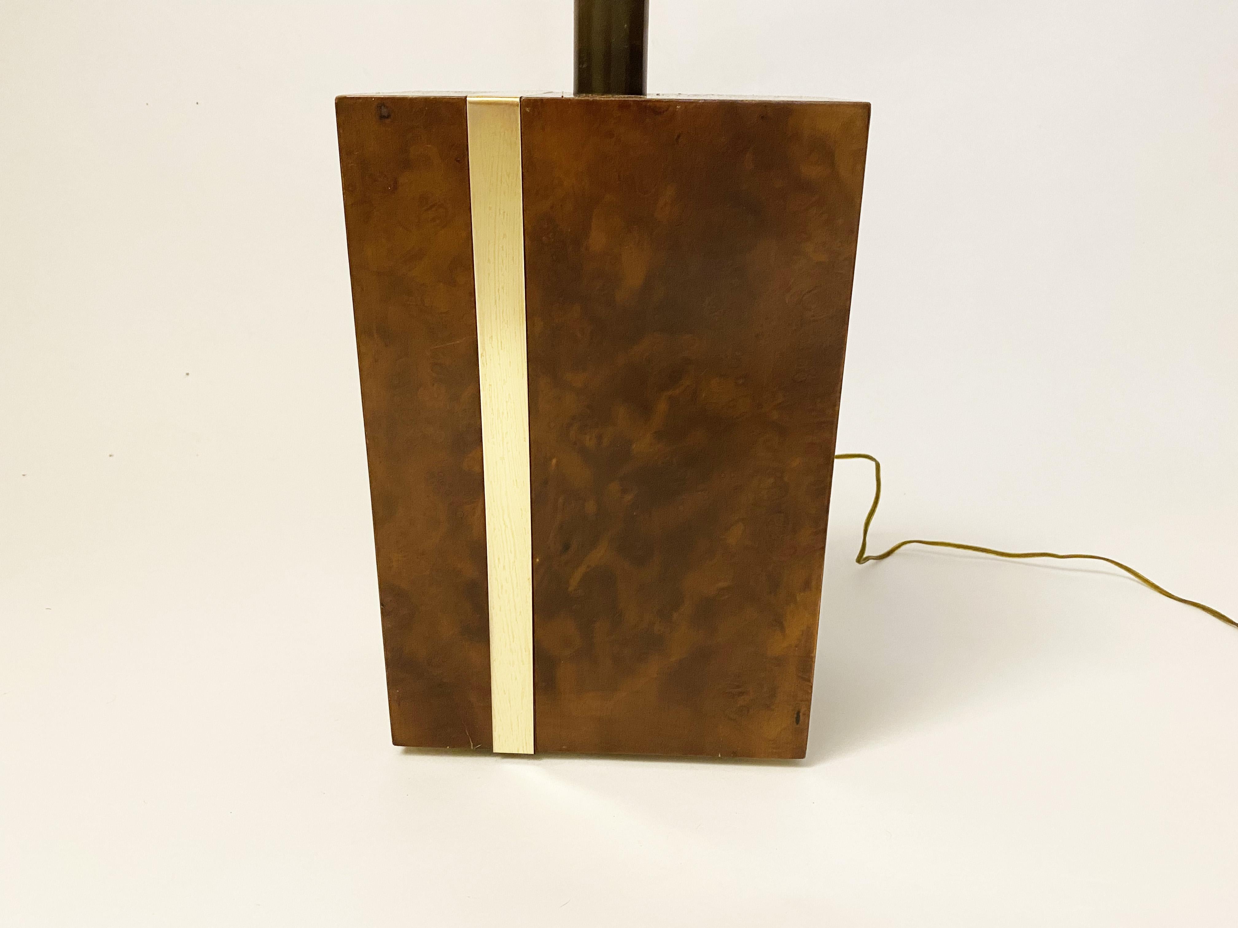 Modernist lamp in Thuya burl wood and brass, in the style of Willy Rizzo, 1970s.

base height: 30cm
total height: 65cm