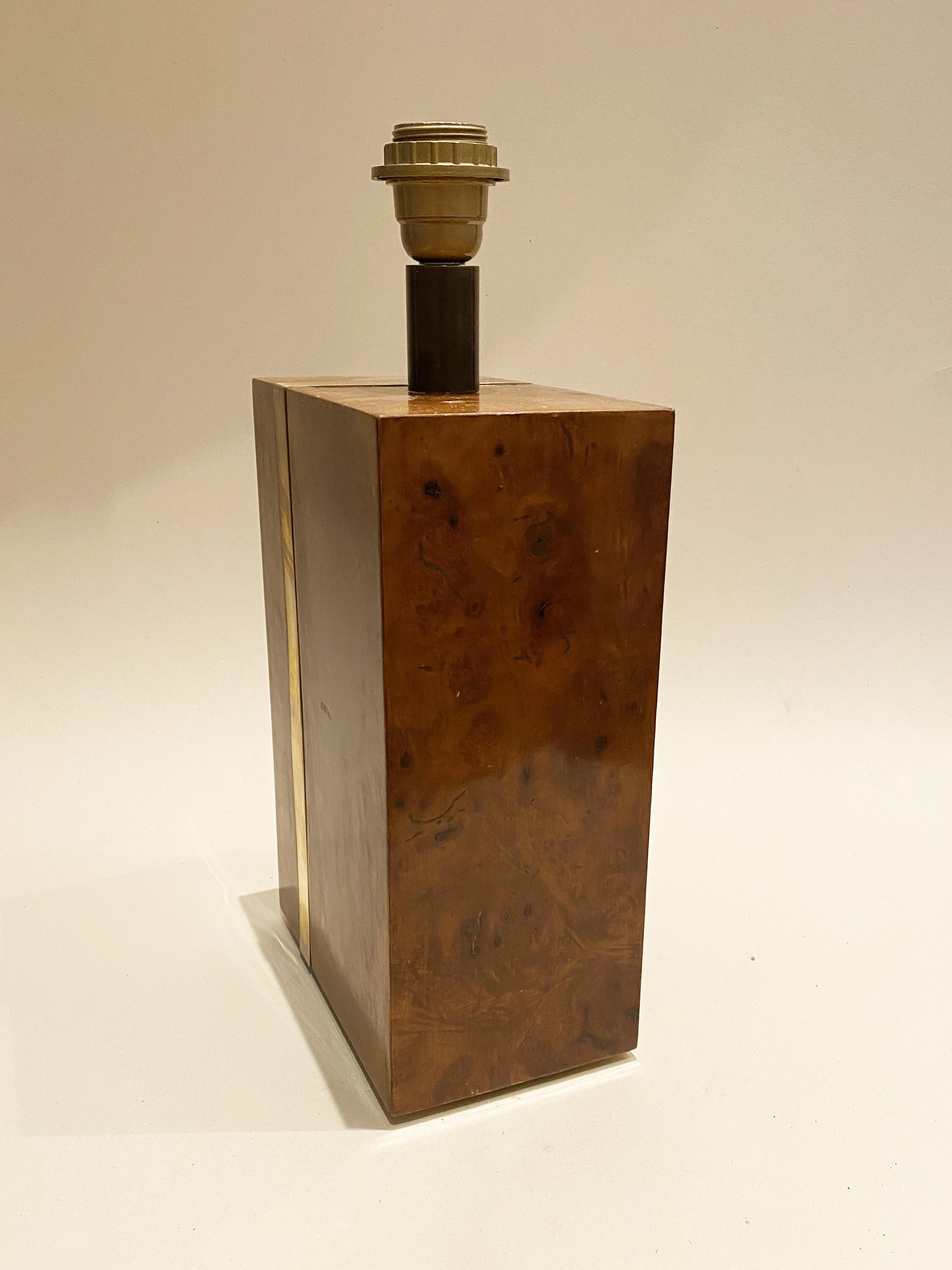 Lampe moderniste en loupe de Thuya et laiton, dans le style de Willy Rizzo, années 1970.

Hauteur totale : 42 cm