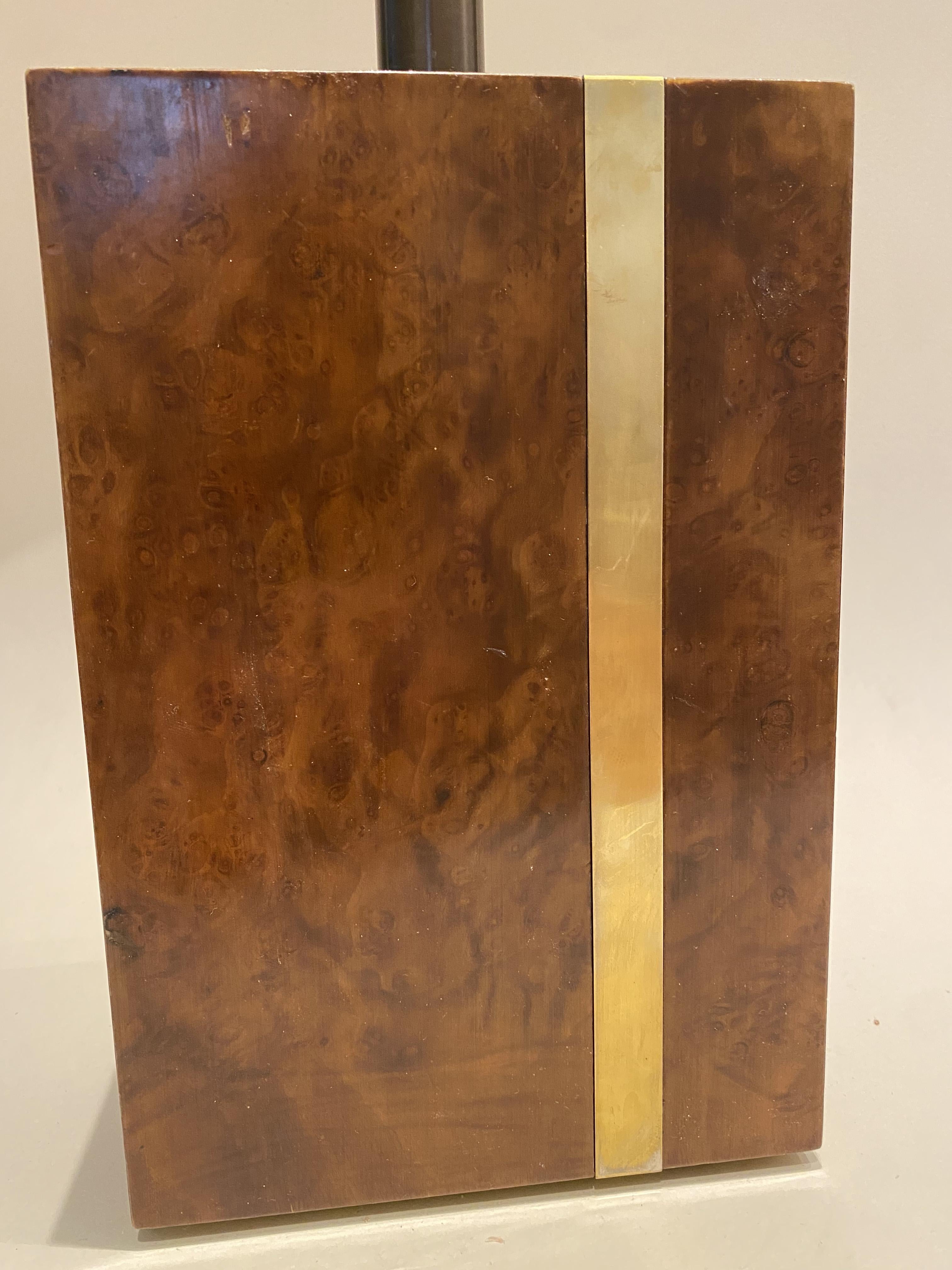 Hollywood Regency Lampe moderniste en bois de ronce de thuya et laiton, dans le style de Willy Rizzo, 1970 en vente
