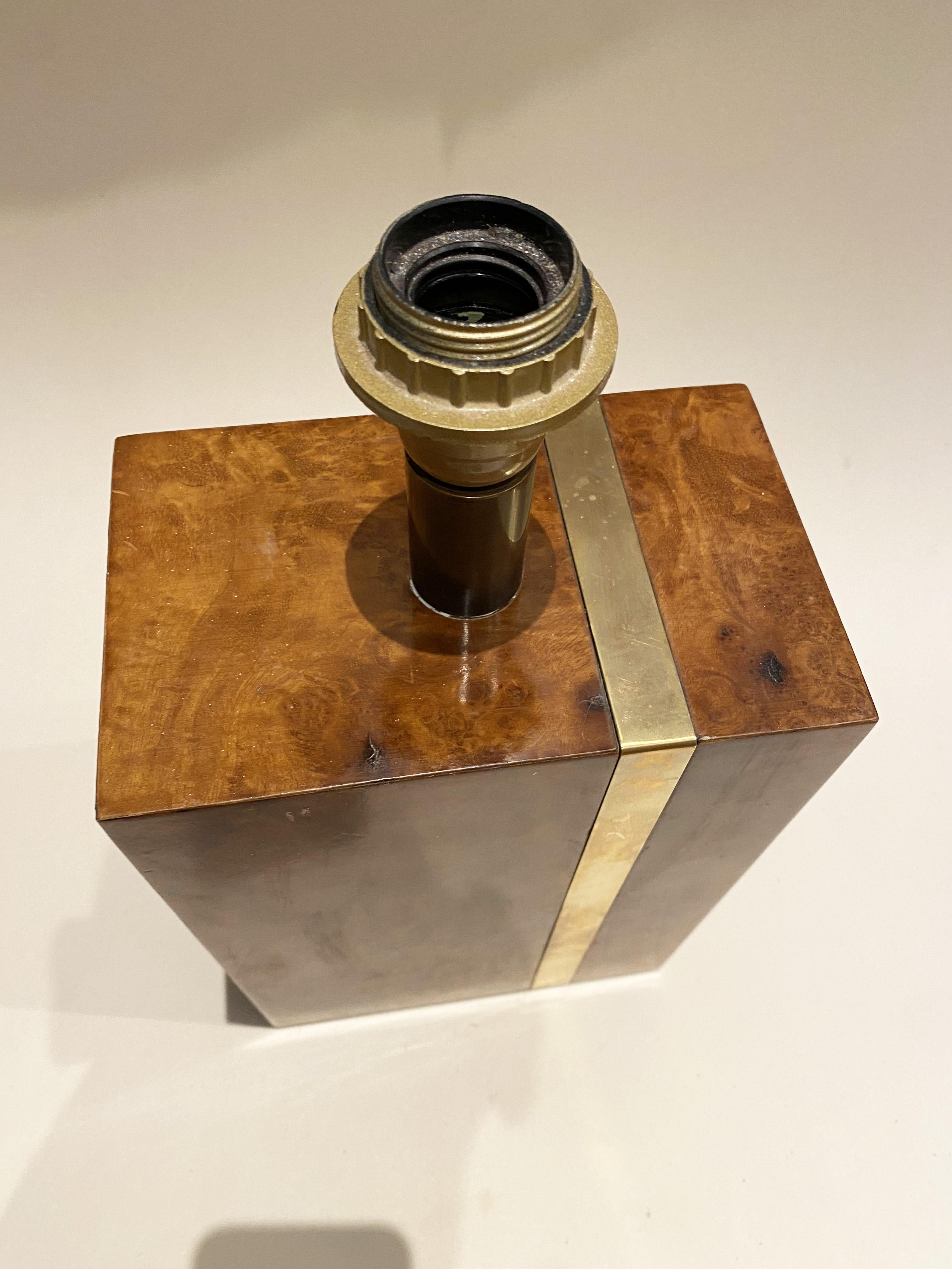 italien Lampe moderniste en bois de ronce de thuya et laiton, dans le style de Willy Rizzo, 1970 en vente