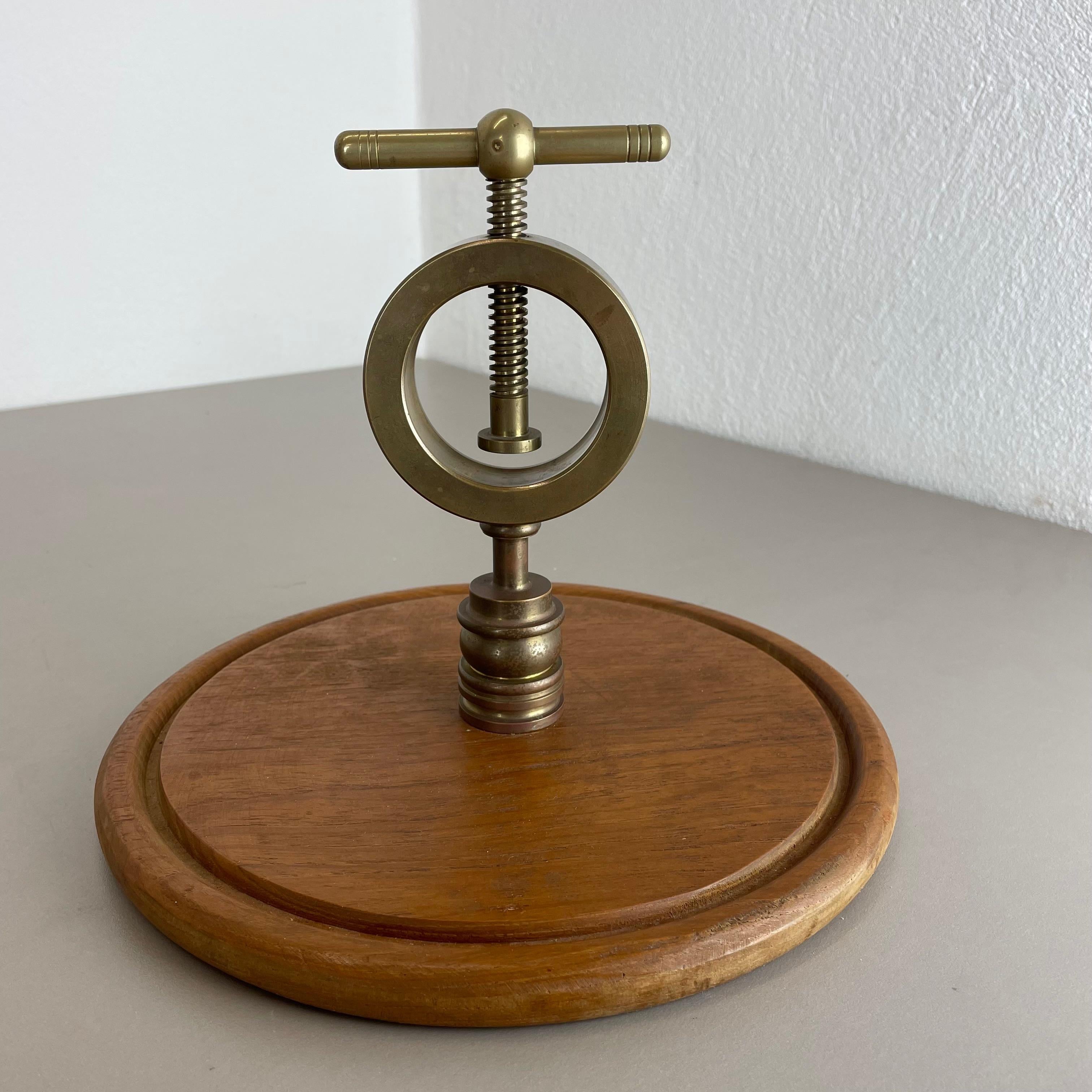 Article:

nut cracker element


Design:

in style of Carl Auböck, 1950s



Origin:

Austria



Age:

1970s



Description:

Original 1970s nut cracker element made by of solid teak wood and brass element in the middle for