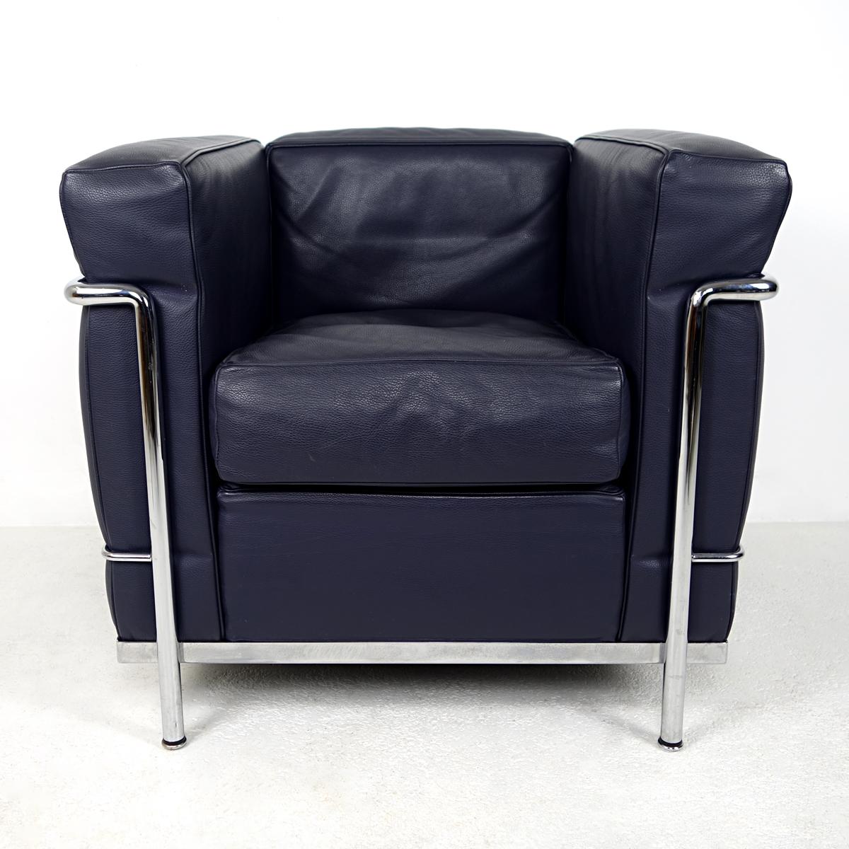 Sessel LC2 Petit Modèle mit poliertem Chromgestell und separaten, tiefblauen Lederkissen, LCX-Leder, die exklusivere Version.
Der LC2 wurde 1928 von Le Corbusier und Charlotte Perriand entworfen und ist seither der Archetyp des modernistischen
