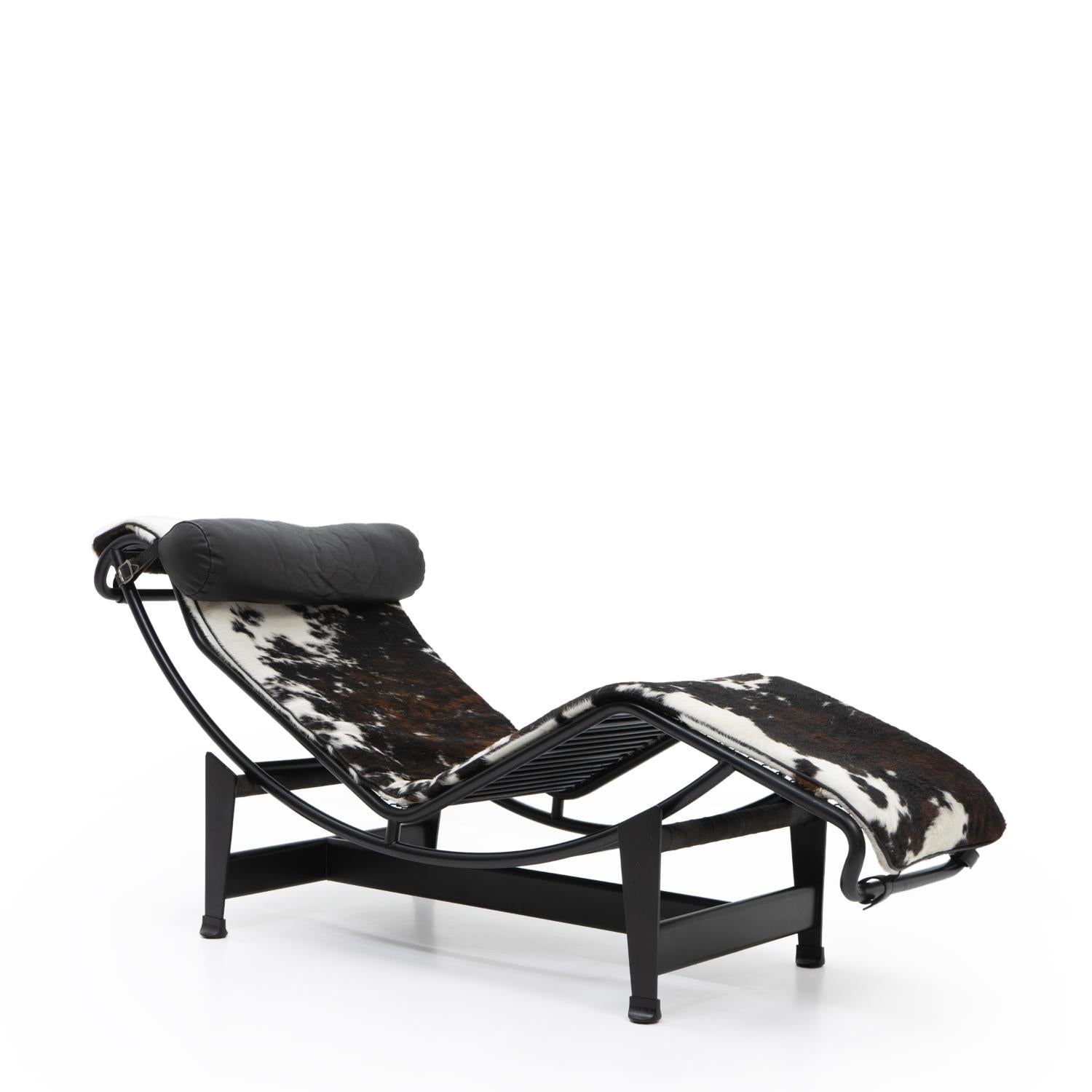 Probabilmente il pezzo più iconico dell'architetto e designer di origine svizzera Le Corbusier (Charles-Édouard Jeanneret), la Chaise Longue LC4 esemplifica la ricerca modernista della forma che segue la funzione. 

Disegnata nel 1928 in