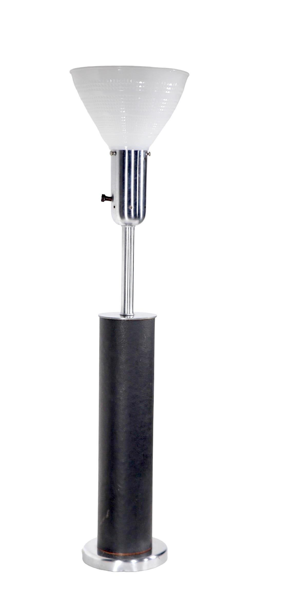 20ième siècle  Lampe de bureau moderniste en cuir et acier par Walter Von Nessen vers les années 1960  en vente