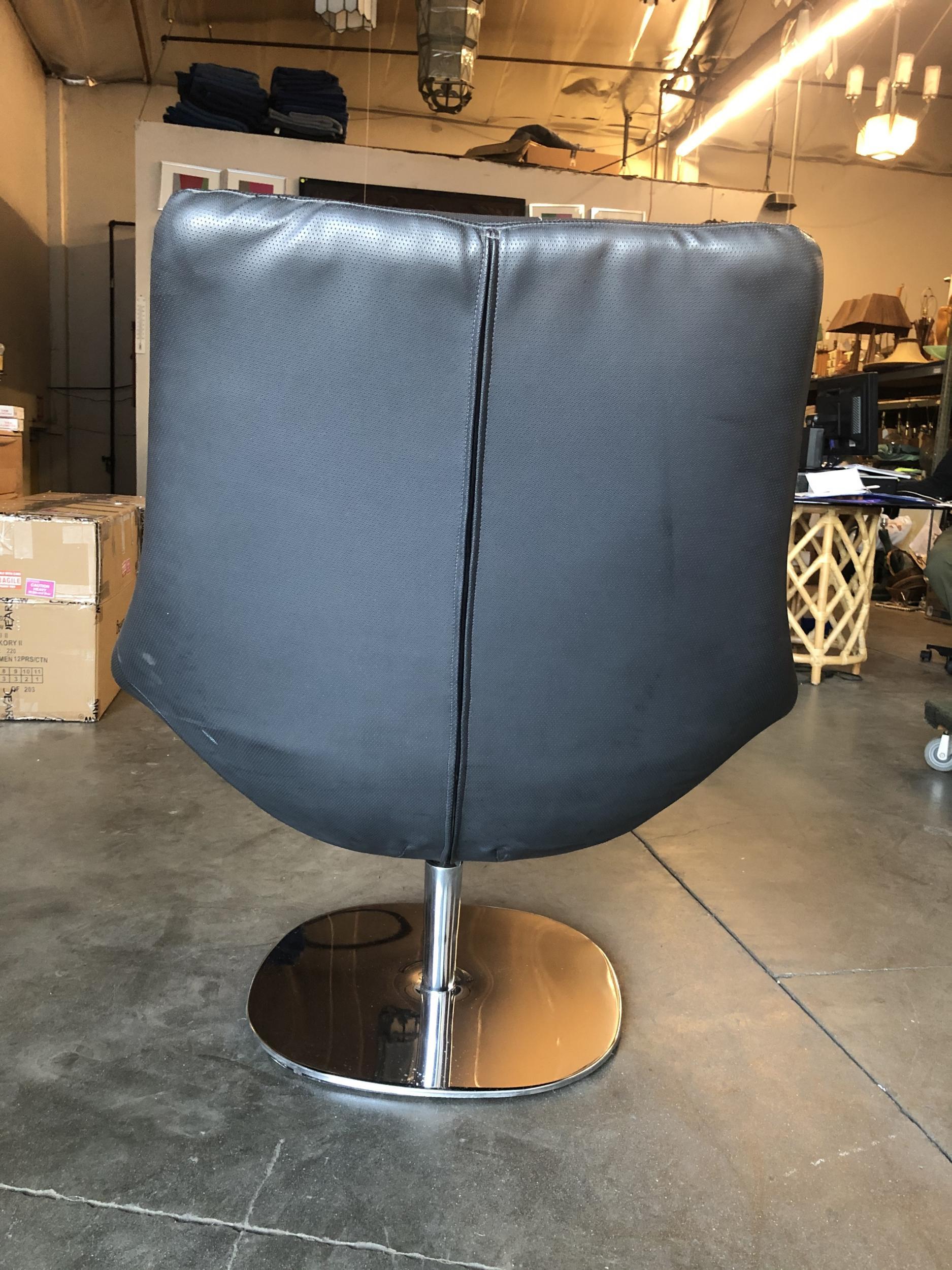 Modernist Leather Captian's Lounge Chair with Chrome Base, Circa 1980 In Excellent Condition For Sale In Van Nuys, CA
