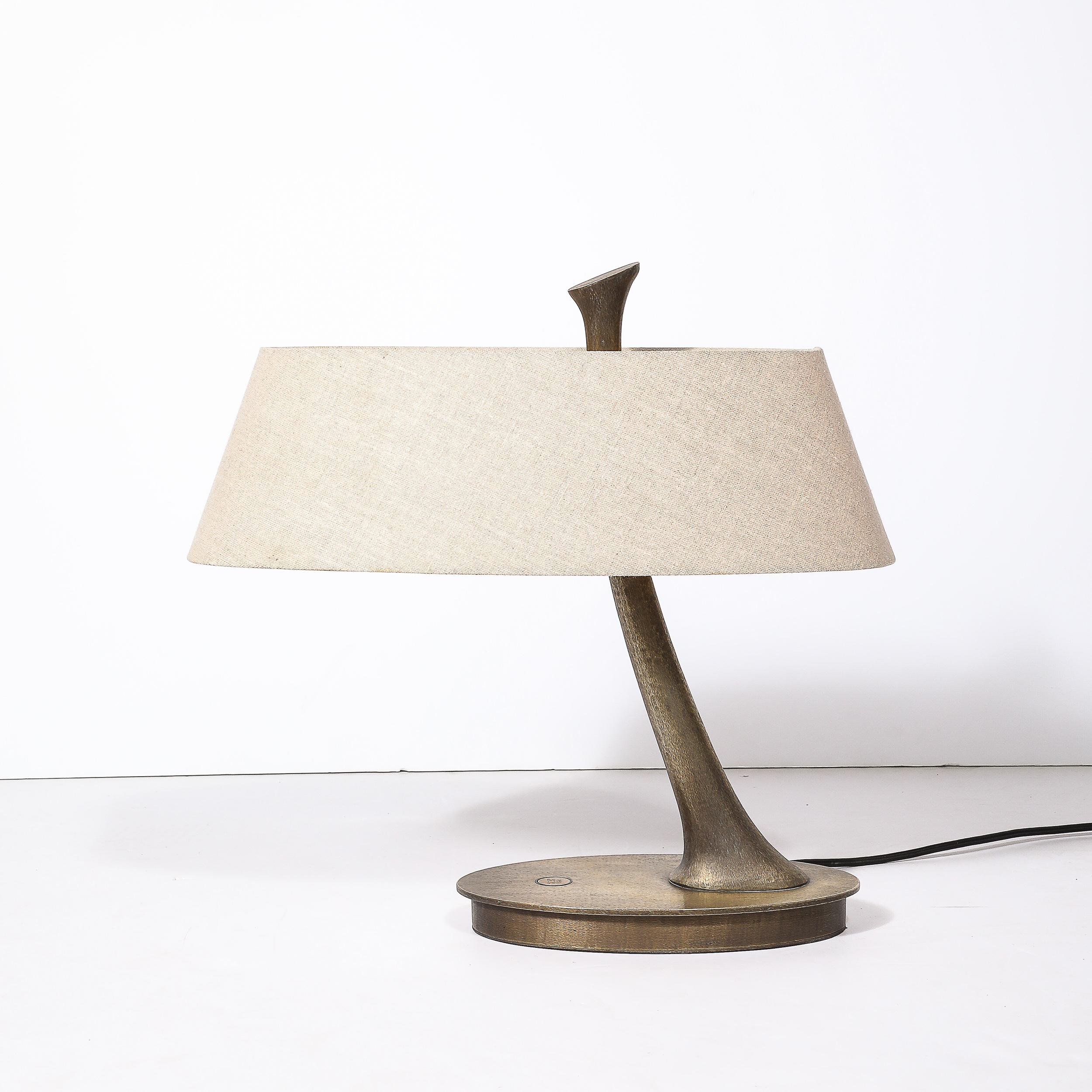 Diese einzigartige und wunderschön strukturierte modernistische Lelì Tischleuchte in Bronze mit ovalem Schirm von Romeo Sozzi stammt aus dem Italien des 20. Jahrhunderts. Der ovale Sockel mit dem diagonal ansteigenden Mittelteil ist ein