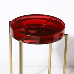 Table d'appoint Lens moderniste en lucite rubis et laiton de McCollin Bryan
