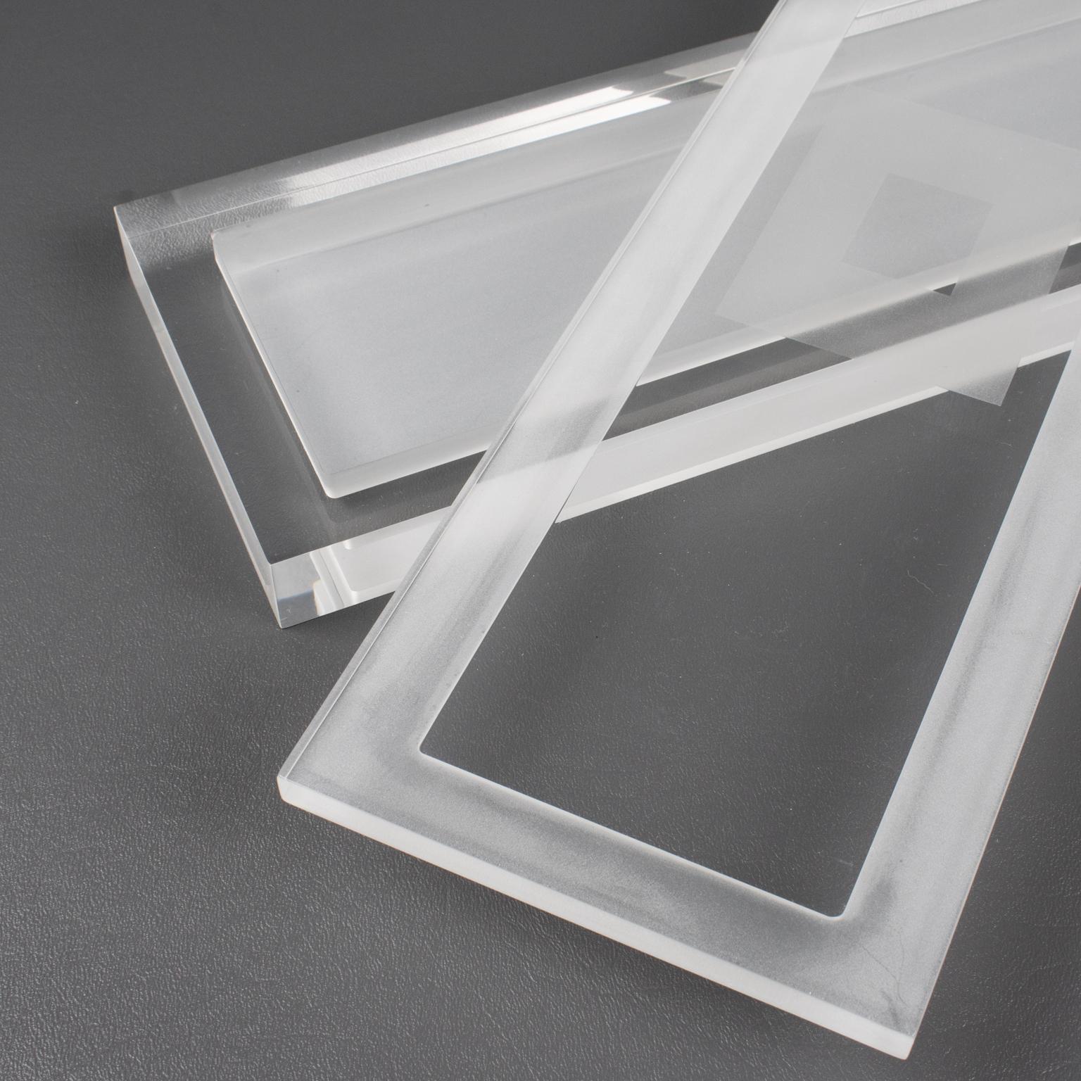 Caja modernista larga y plana de Lucite, hacia 1980 en venta 3