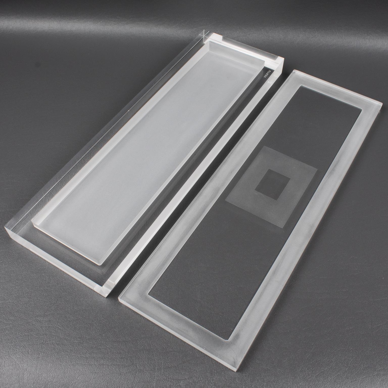 Caja modernista larga y plana de Lucite, hacia 1980 en venta 4