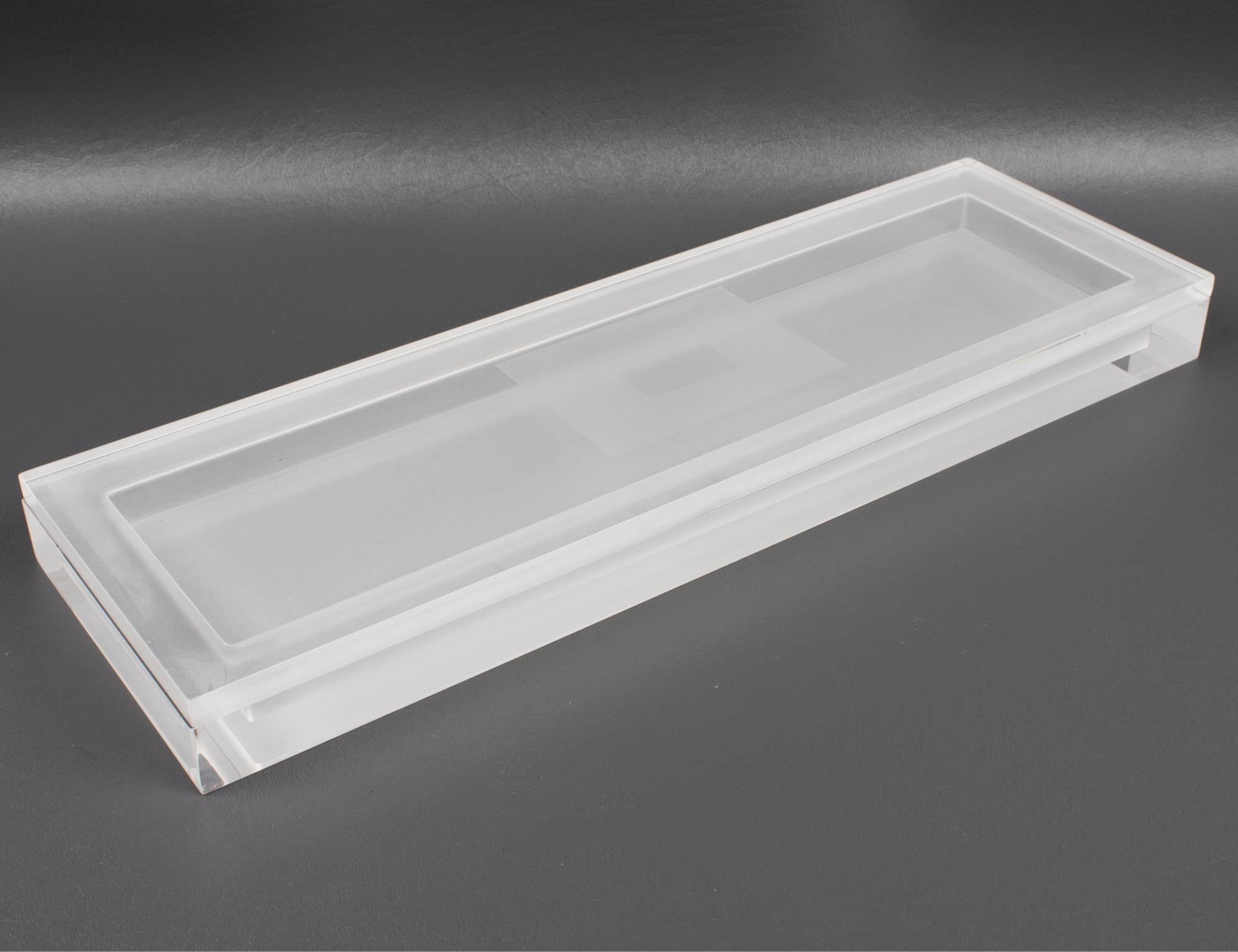 Caja modernista larga y plana de Lucite, hacia 1980 en venta 5