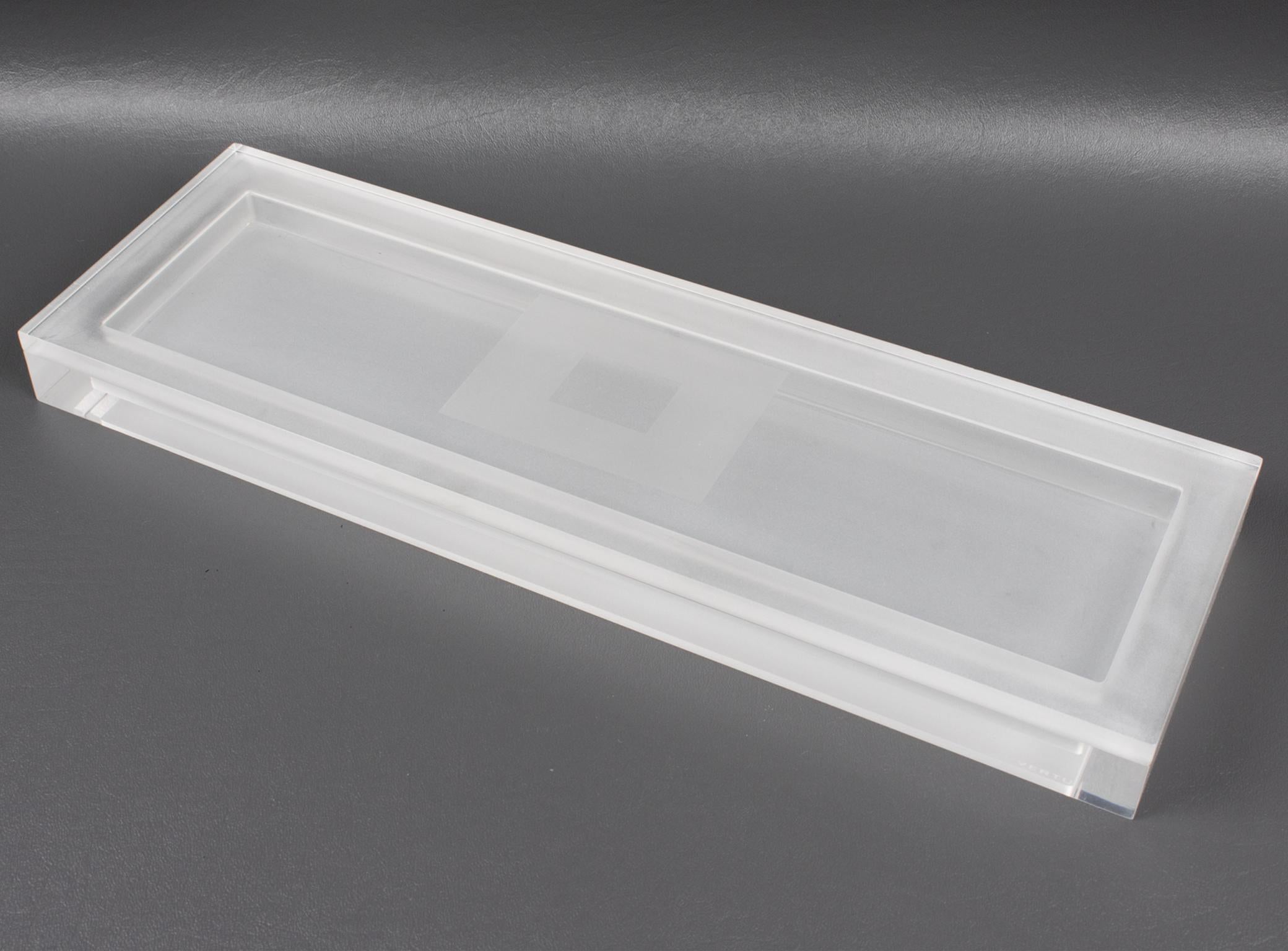 Caja modernista larga y plana de Lucite, hacia 1980 en venta 6
