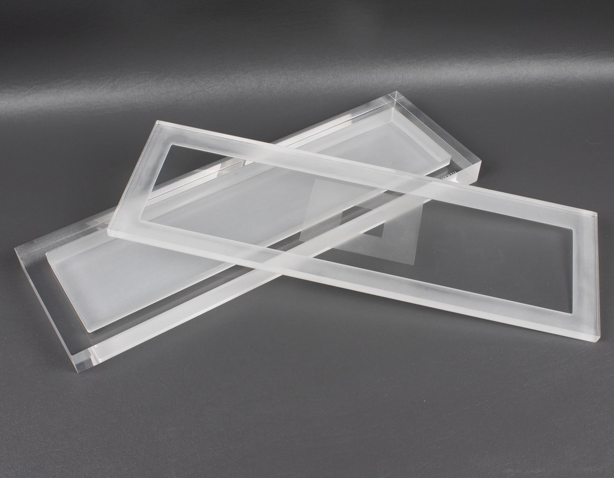 Caja modernista larga y plana de Lucite, hacia 1980 finales del siglo XX en venta