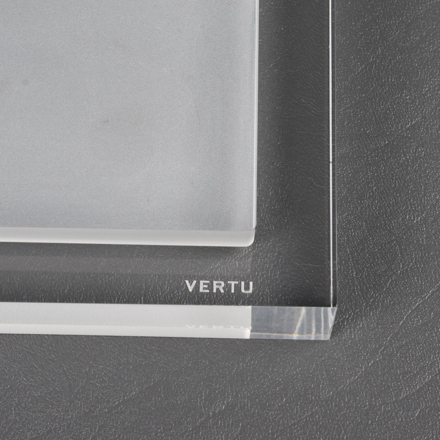 Caja modernista larga y plana de Lucite, hacia 1980 en venta 2
