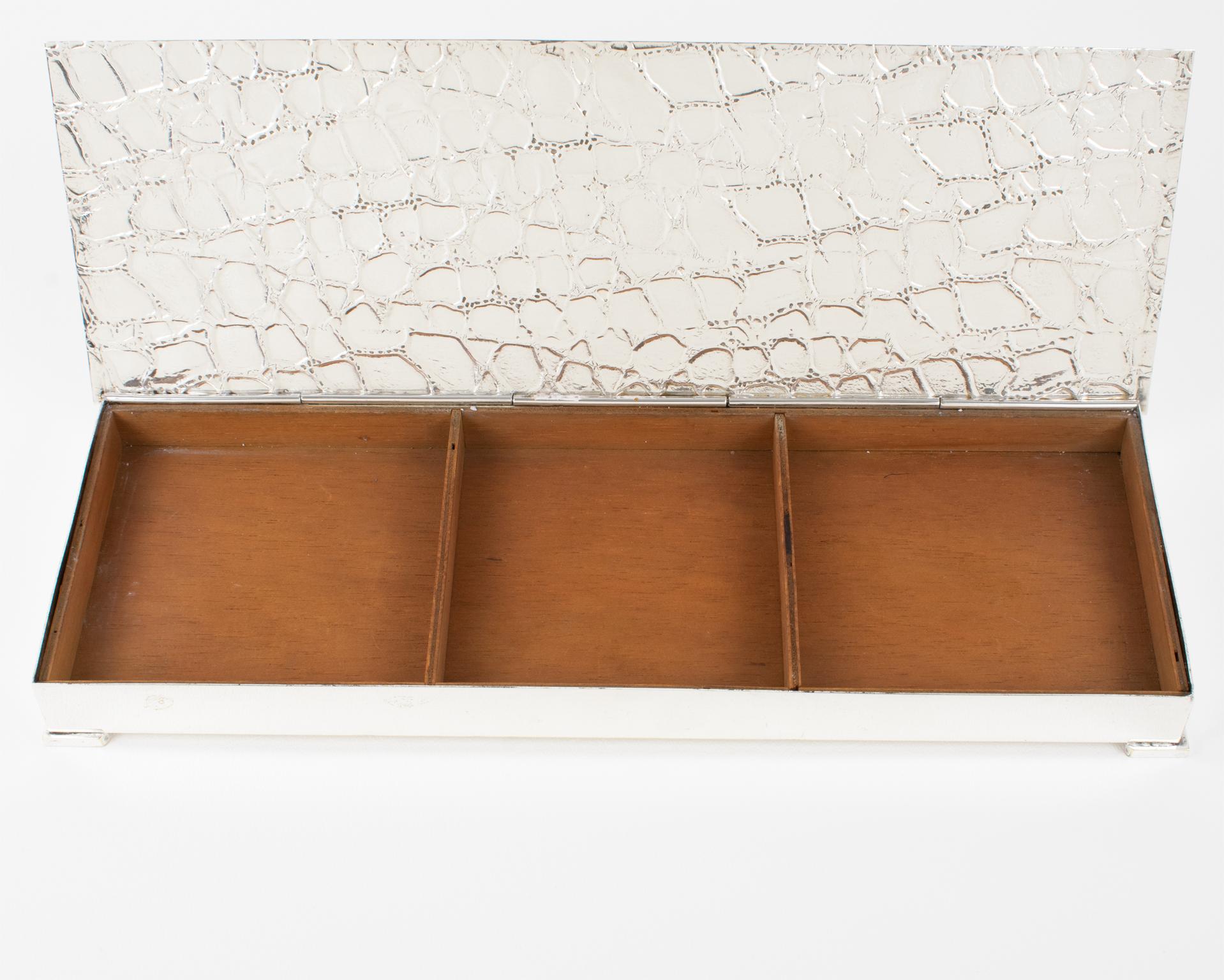 Lange und flache versilberte Schachtel mit Krokodilmuster im modernistischen Stil, 1960er Jahre (Metall) im Angebot