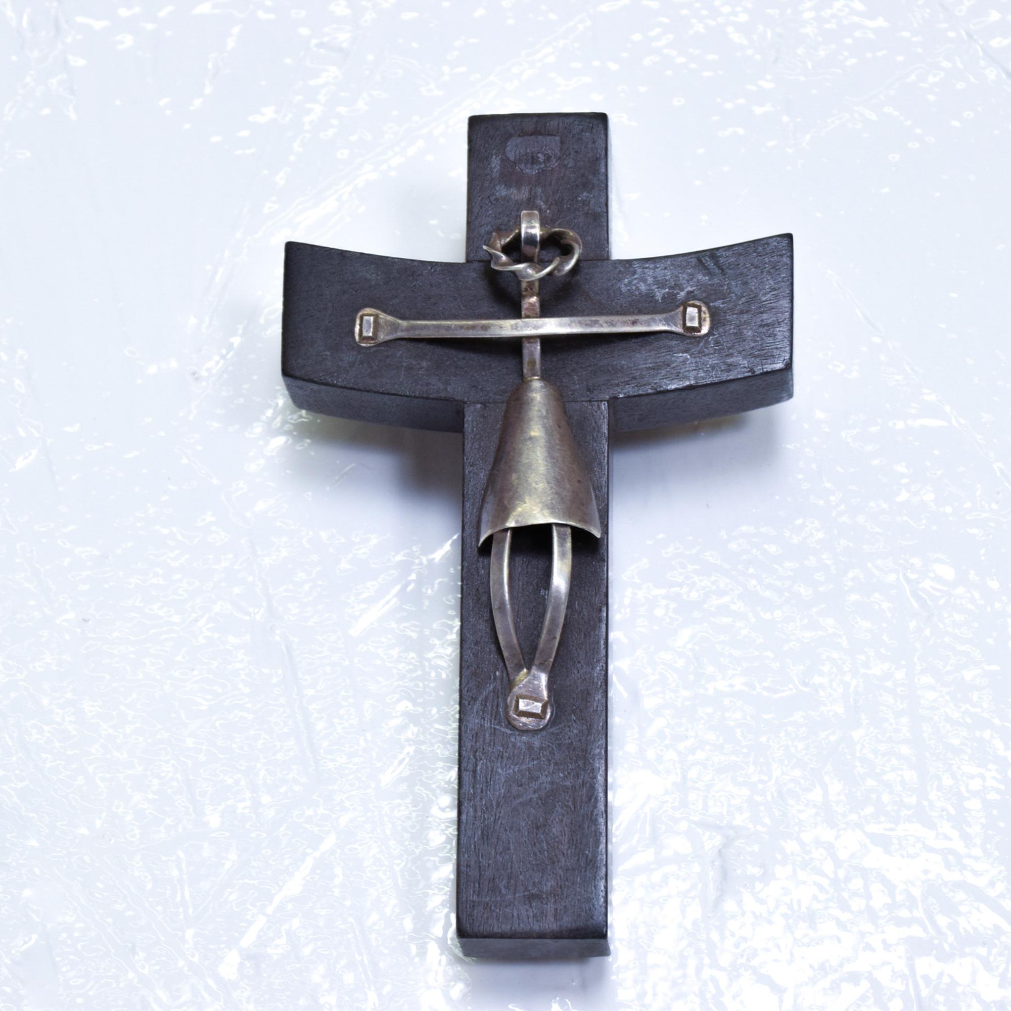 AMBIANIC offers
Modernist Abstract Sterling Silver Cross in Mahogany Wood. Mexico, 1940s
Attribution to Los Castillo of Mexico
Dimensions are: 4.5 H x 2.75 W x .5
Original Unrestored Vintage Preowned Condition.
Please refer to images.