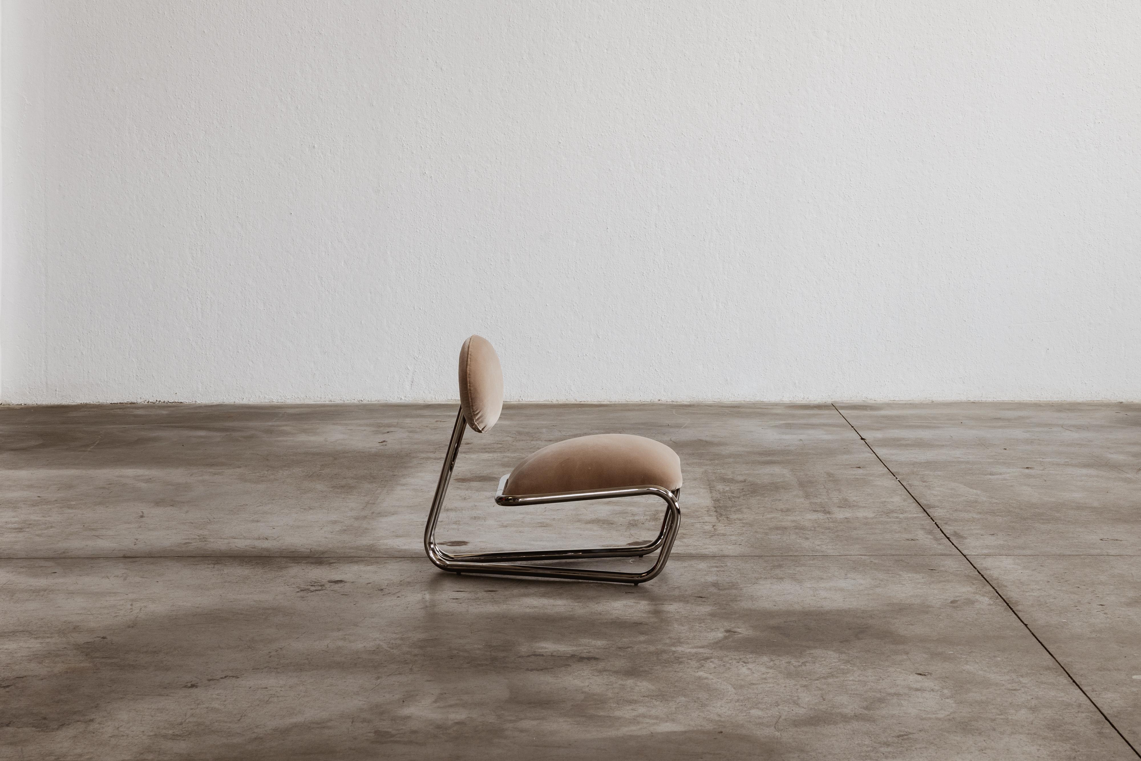 Silla de salón modernista de acero cromado tubular, terciopelo camel, 1970 en venta 4