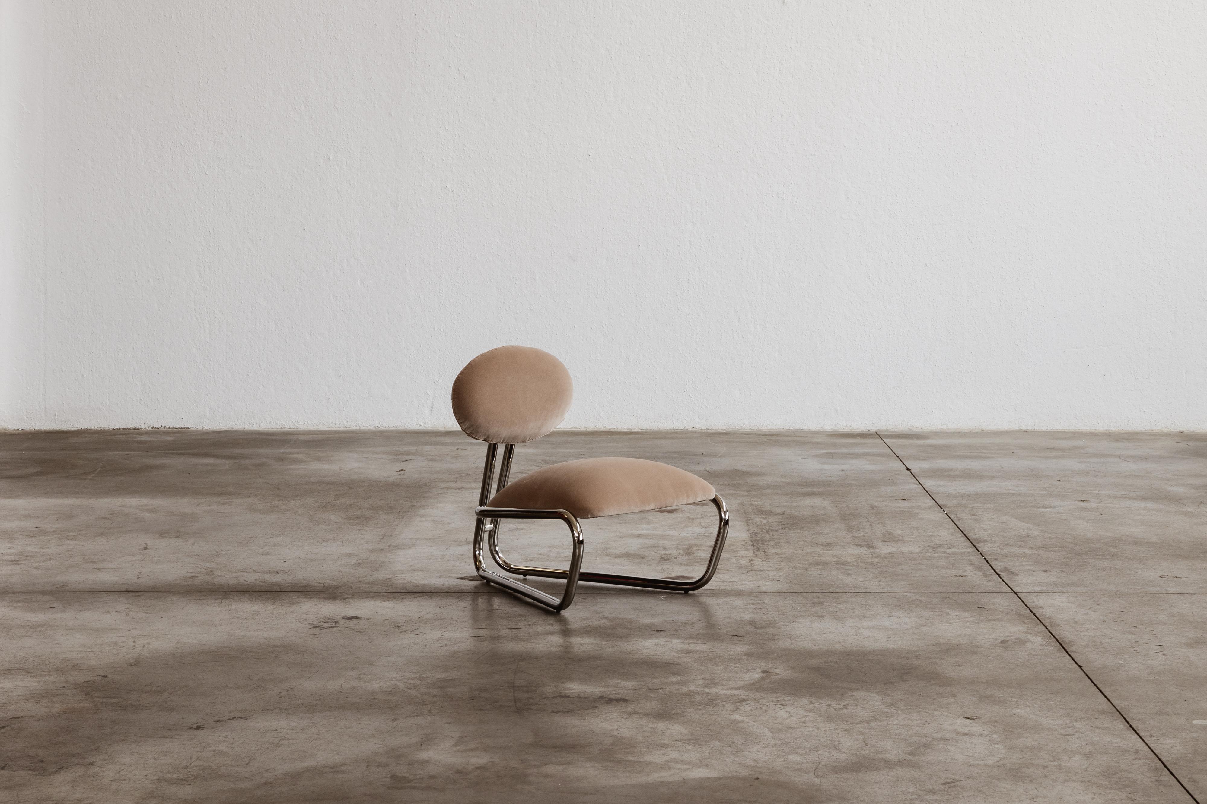 Tumbona modernista de tubo de acero cromado, terciopelo camel, Italia, 1970

Con su elegante estructura en voladizo y sus suaves formas redondeadas, estos sillones modernistas encapsulan el espíritu radical del diseño italiano de los años setenta.