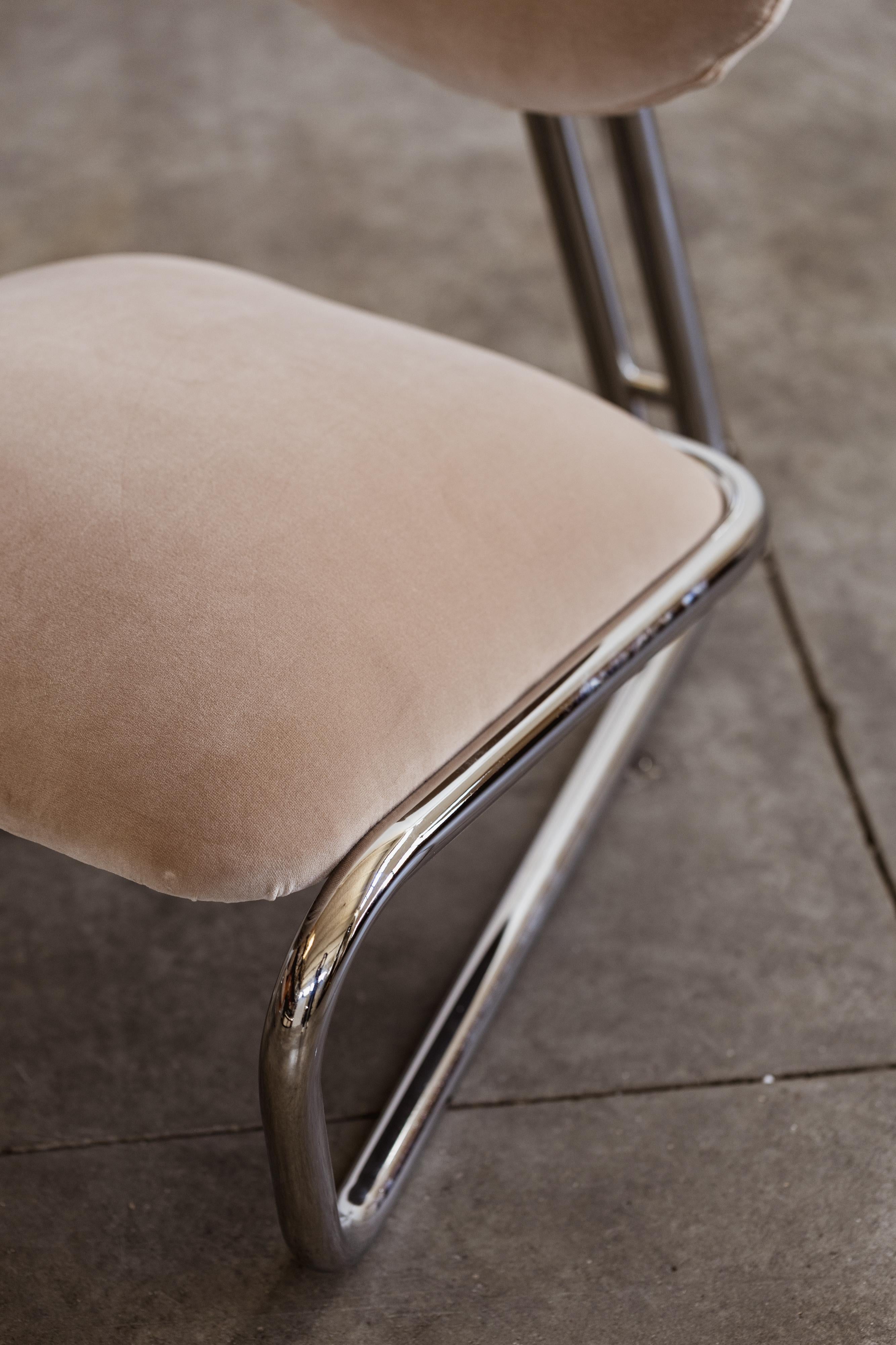 Silla de salón modernista de acero cromado tubular, terciopelo camel, 1970 Posmoderno en venta