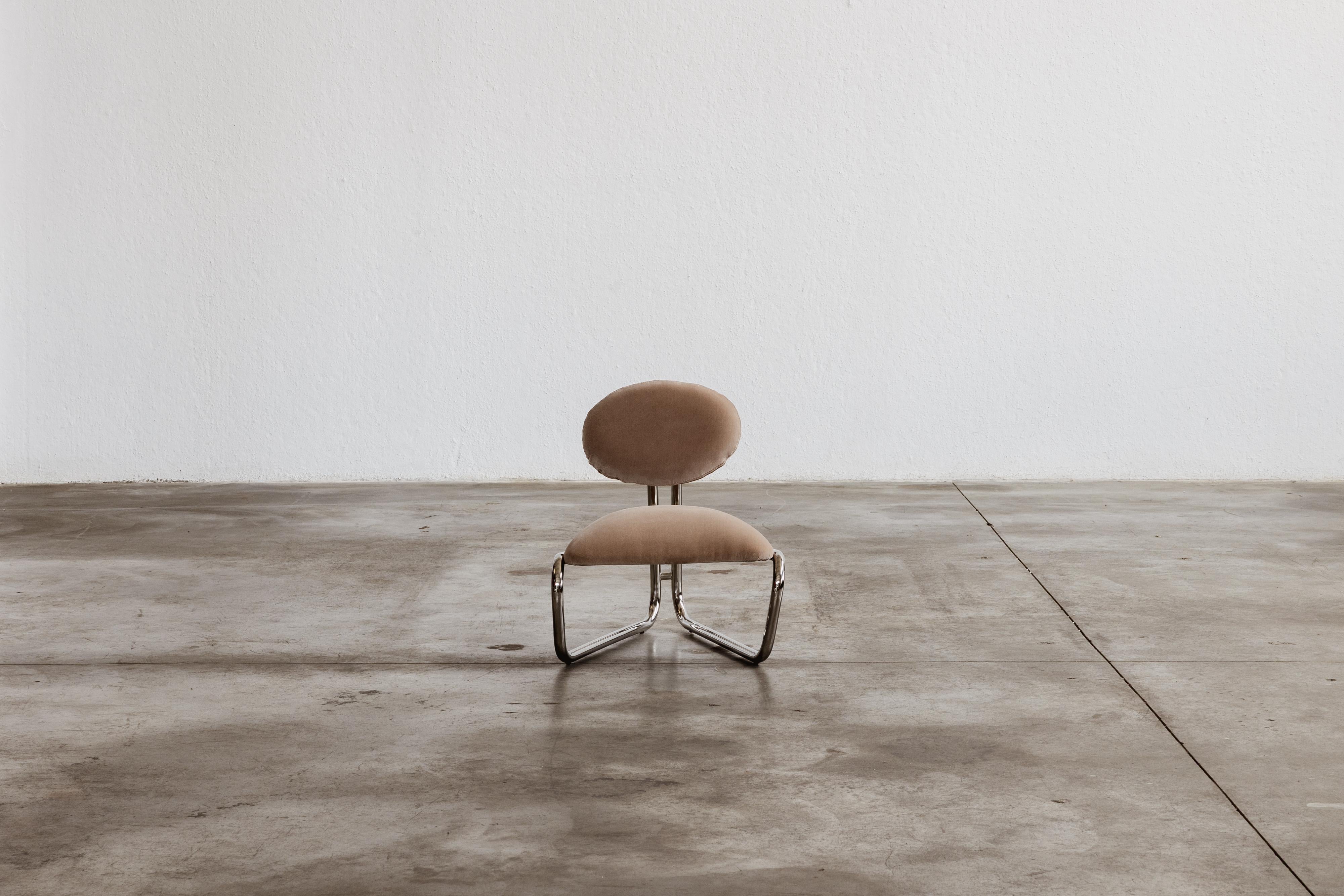 Silla de salón modernista de acero cromado tubular, terciopelo camel, 1970 Italiano en venta