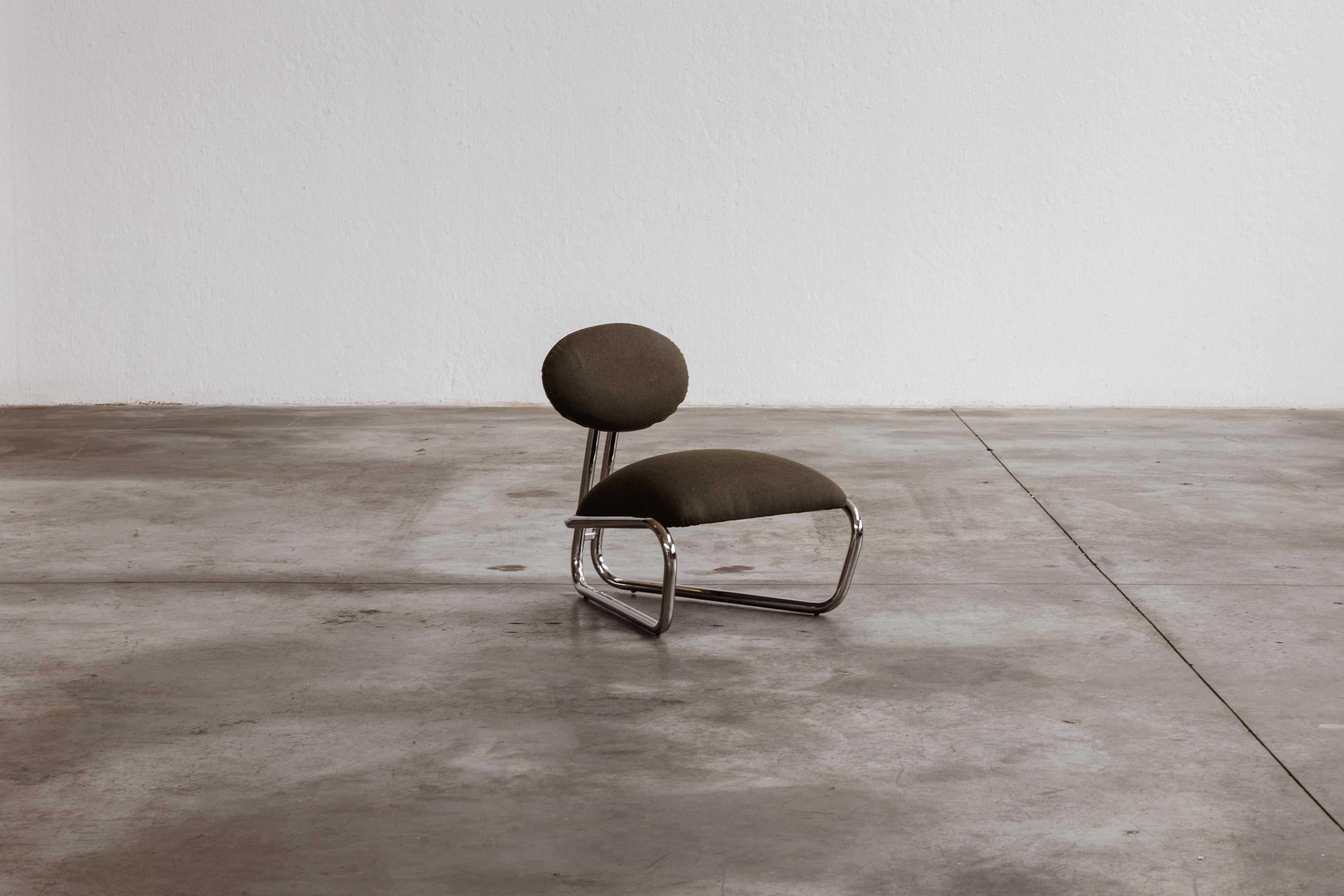 Tumbona modernista de tubo de acero cromado, loden verde, Italia, 1970

Con su elegante estructura en voladizo y sus suaves formas redondeadas, estos sillones modernistas encapsulan el espíritu radical del diseño italiano de los años setenta. El