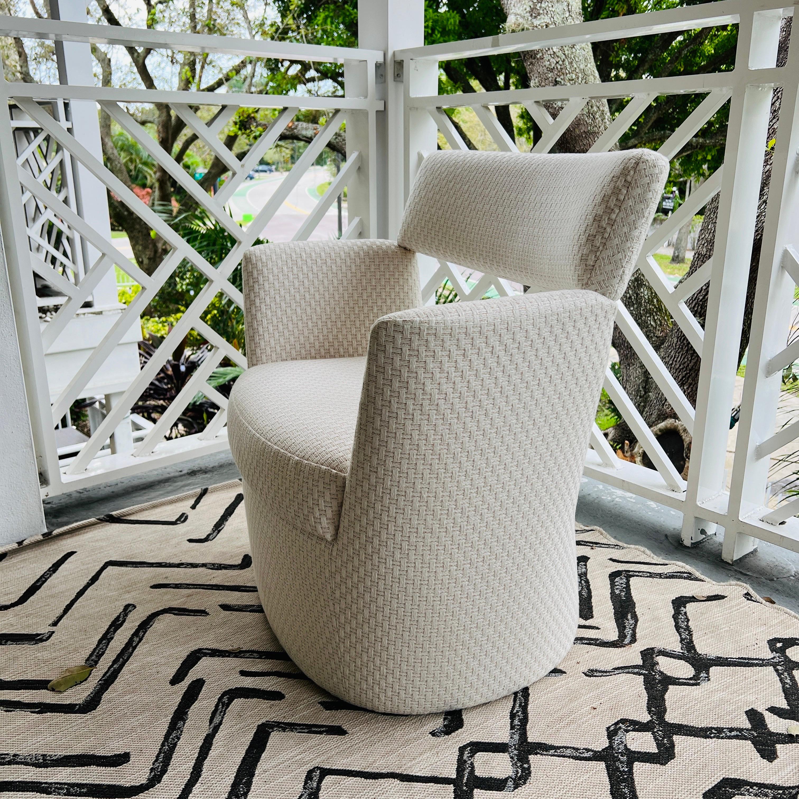 Modernistischer Loungesessel aus gewebtem elfenbeinfarbenem Stoff von Pierre Frey (Textil) im Angebot