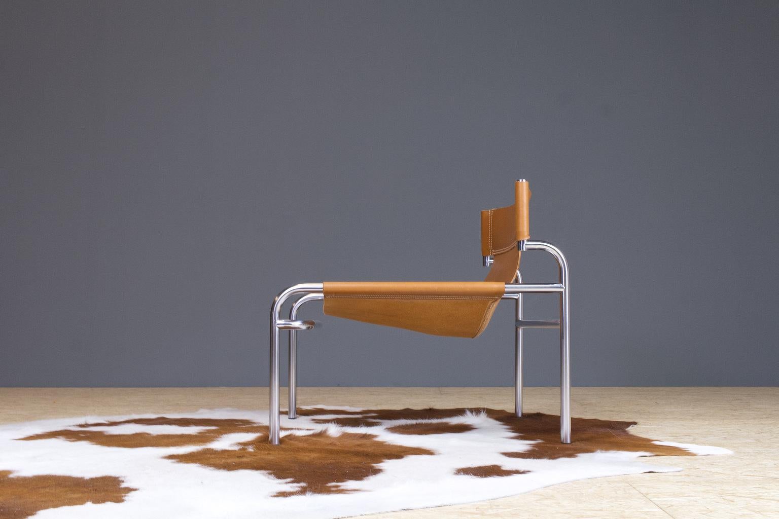 Modernist lounge chair, model SZ12, designed by Dutch designer Walter Antonis for Spectrum, collection, 1971-1974. These Minimalistic chair has a modern and luxurious look and feel to it. The combination of the modest, yet striking, shape of the