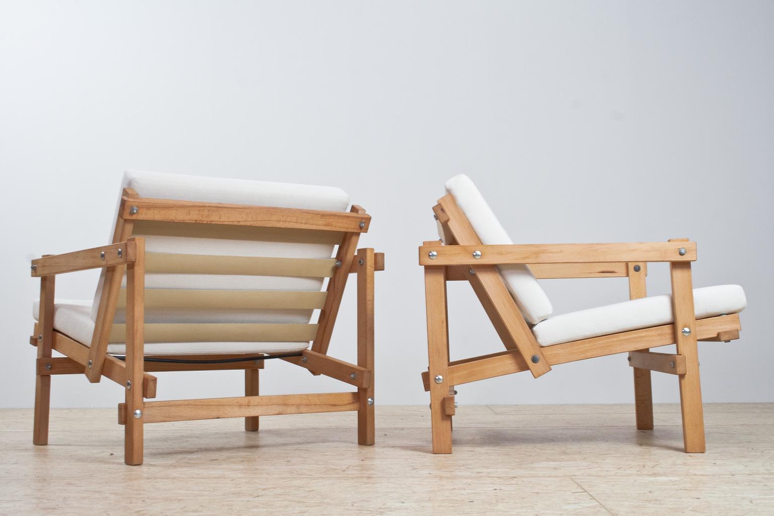 Great visual constructed set of two lounge chairs in beautiful natural beech wood, designed in 1974 by Martin Visser. This chair has a great comfort and makes for a unique and quite rare object in your interior. Original frame (collection 1974-1986)