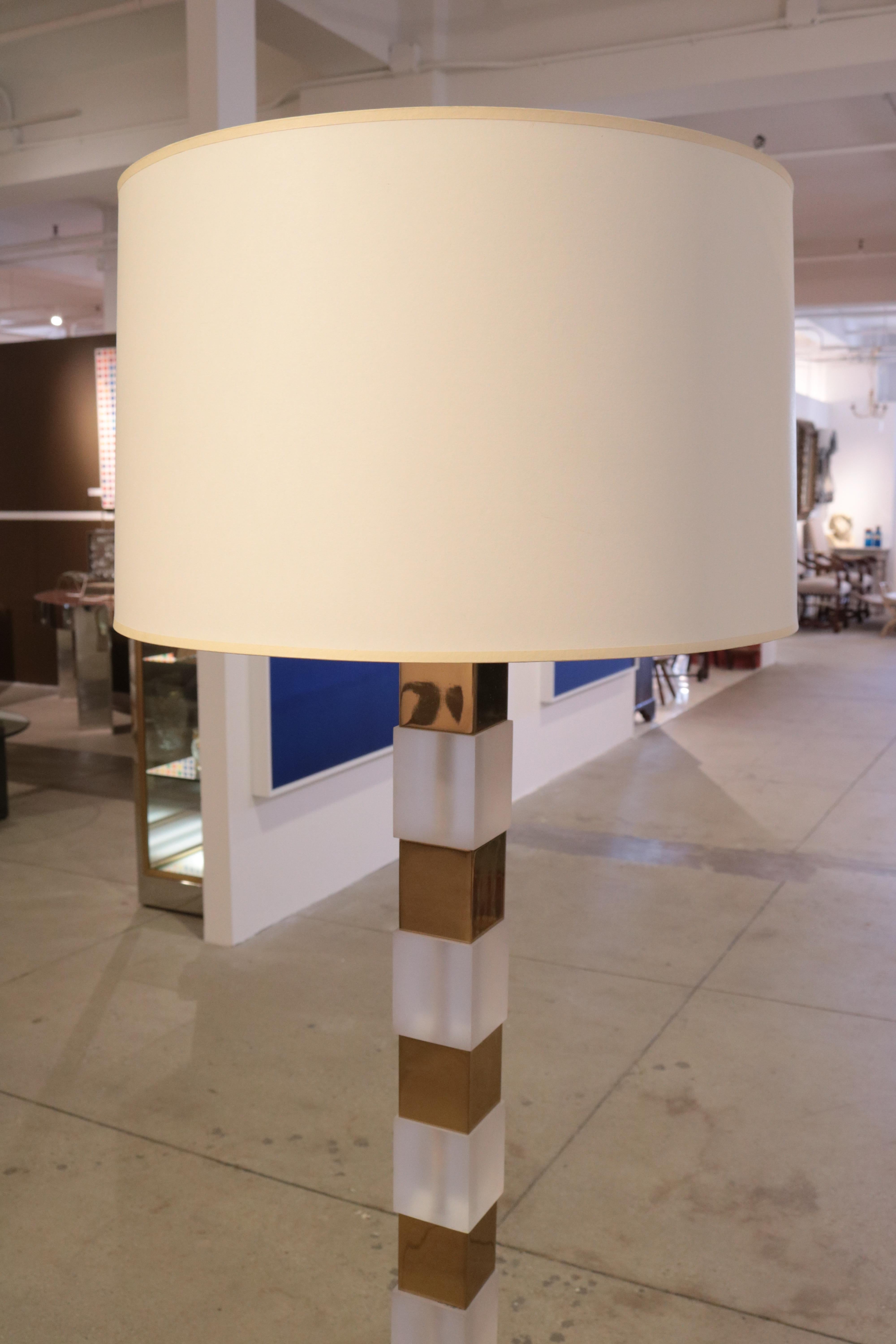 Modernistische Stehlampe aus Lucit und Messing (Moderne) im Angebot