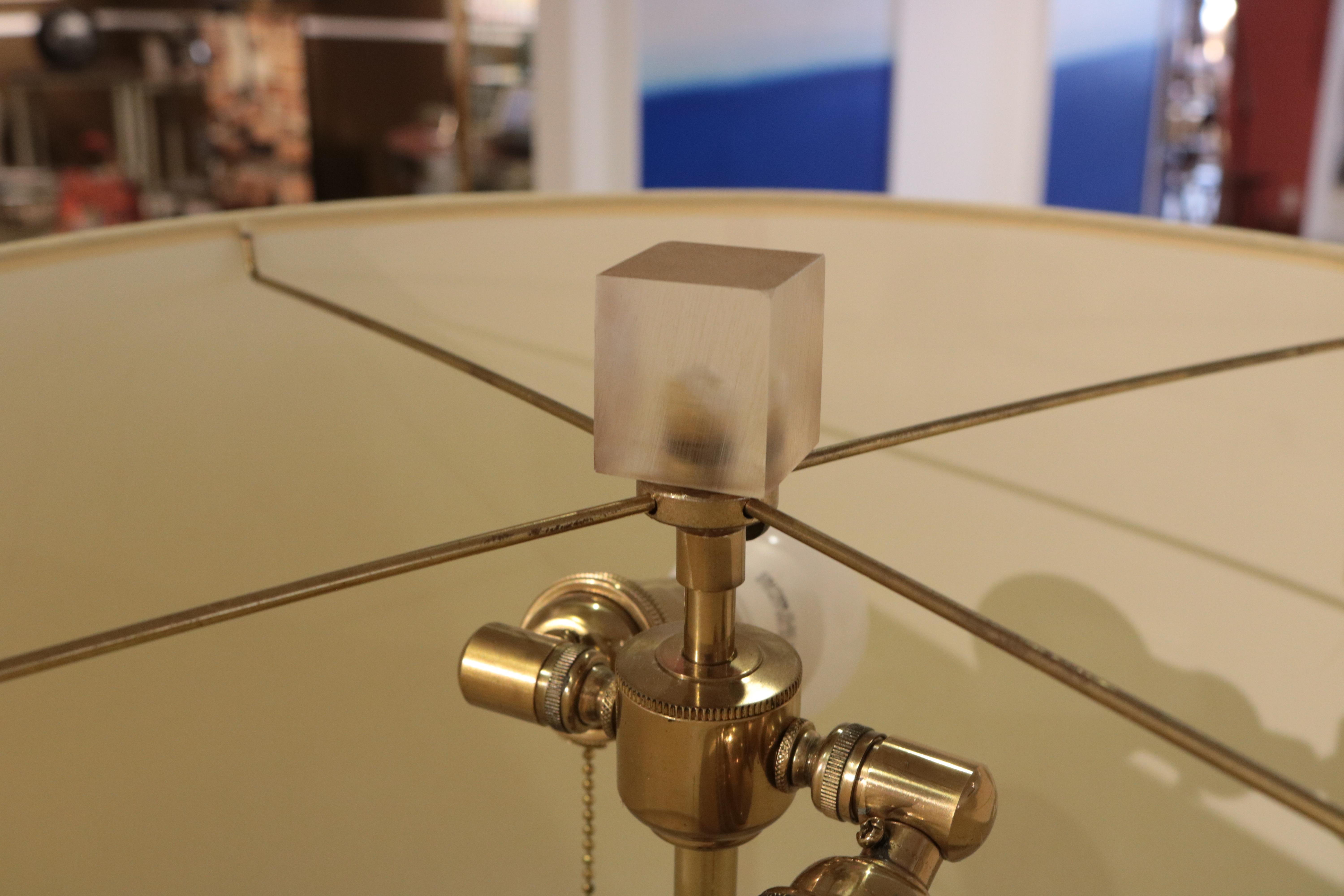 Lampadaire moderniste en lucite et laiton en vente 1