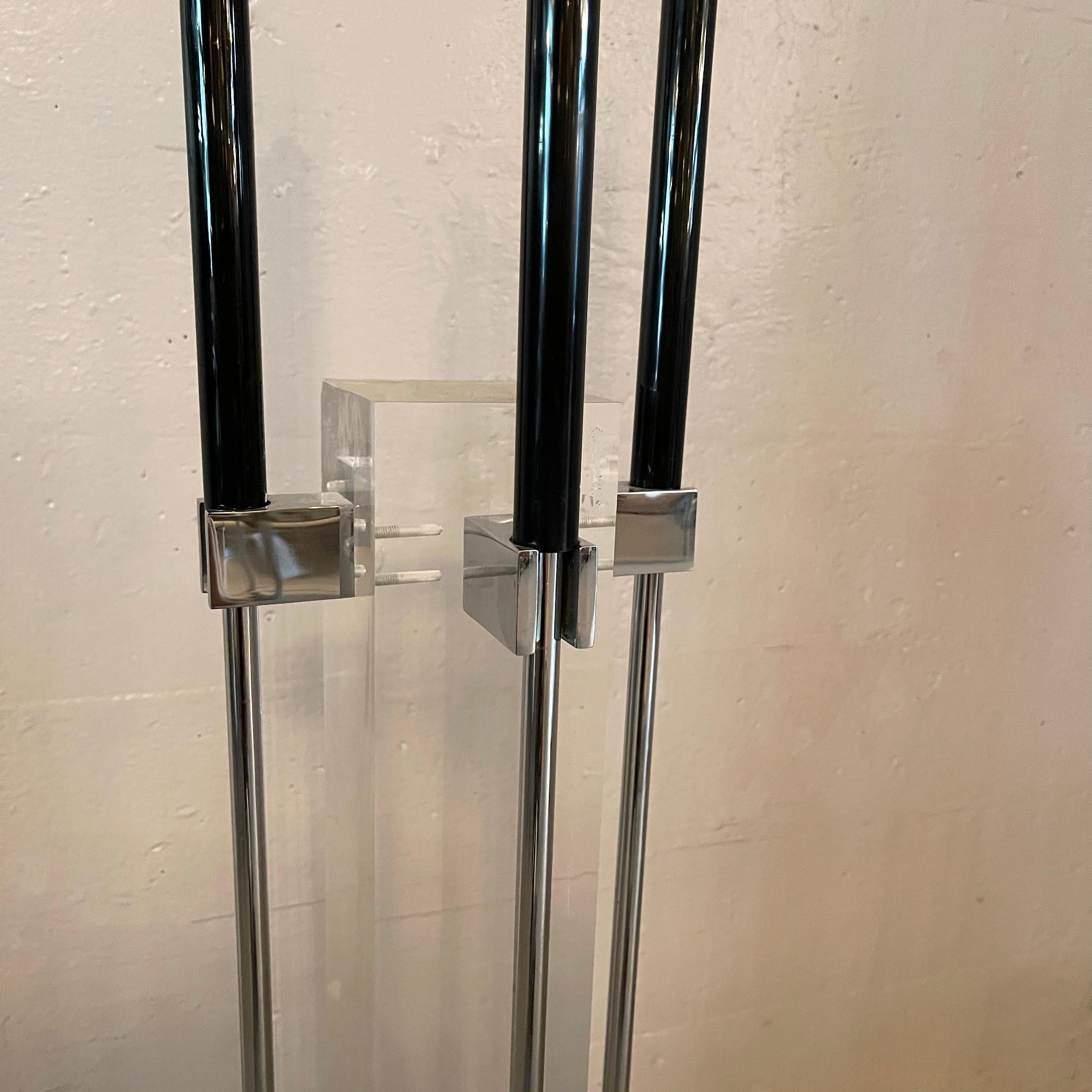 Set di attrezzi per caminetto modernista in lucite e cromo di Albrizzi In condizioni buone in vendita a Brooklyn, NY