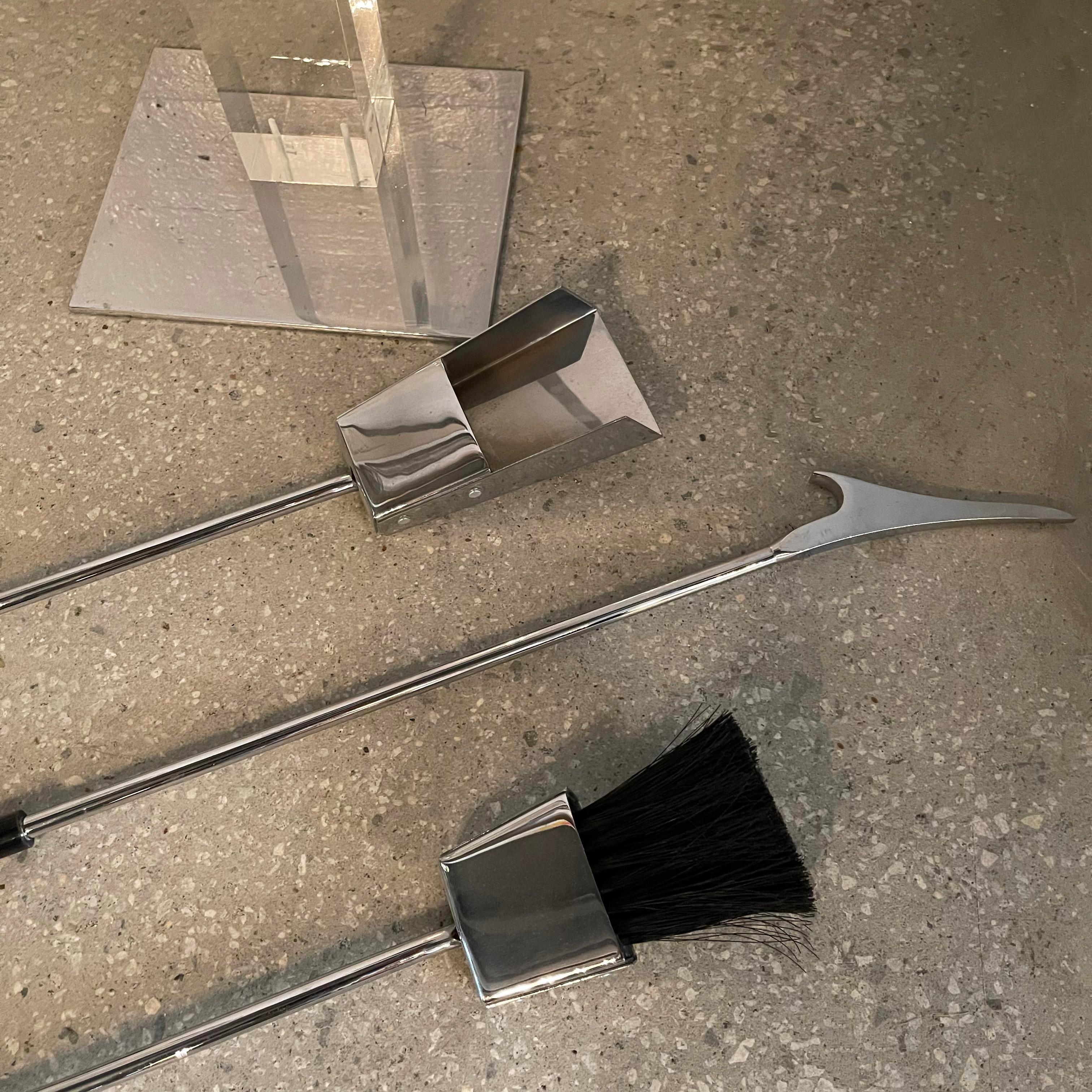 Chrome Ensemble d'outils de cheminée modernistes en lucite et chrome d'Albrizzi en vente