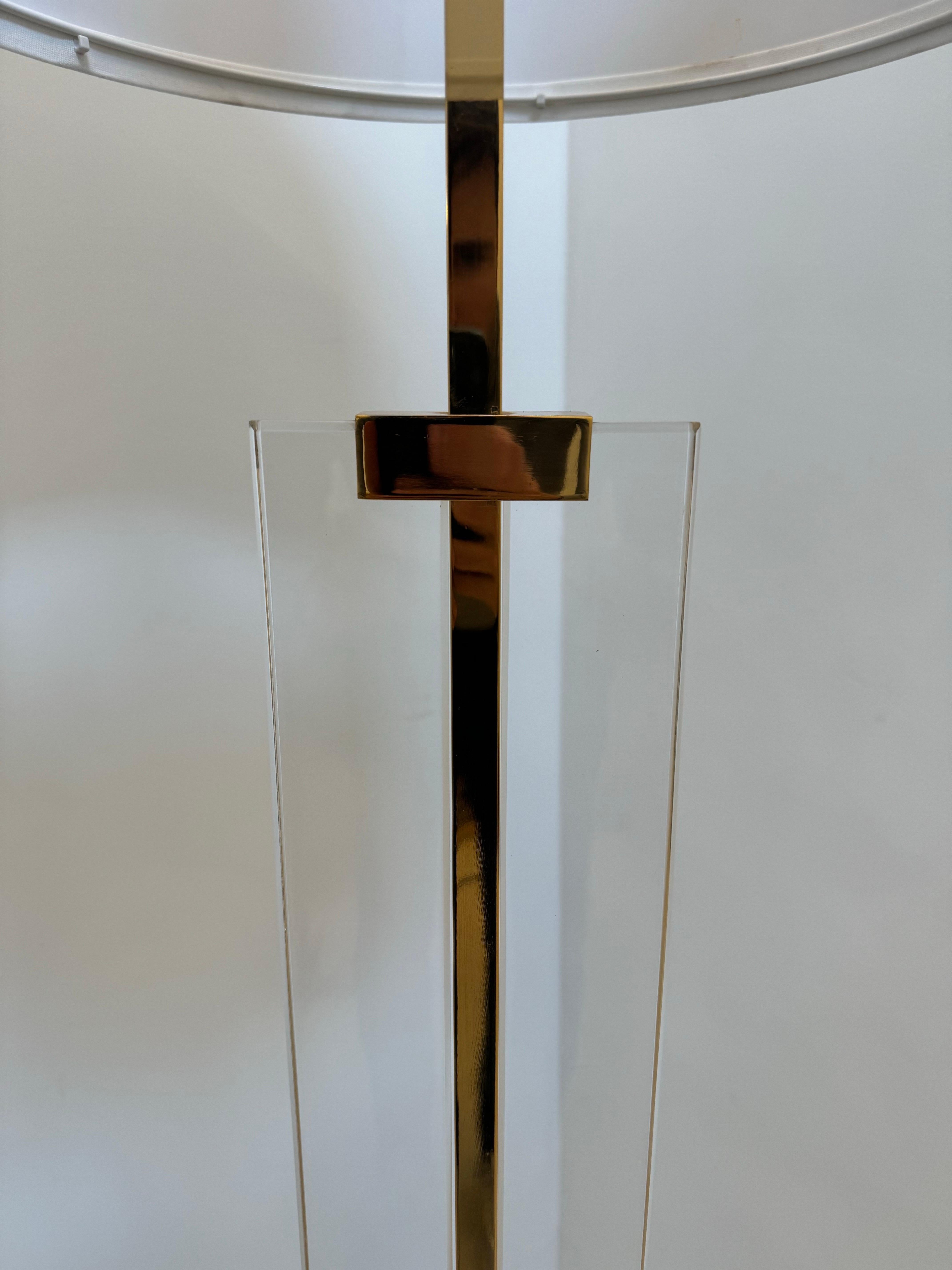 Modernist Lucite, Brass, and Chrome Floor Lamp, 1970s In Good Condition For Sale In Brussel, BE