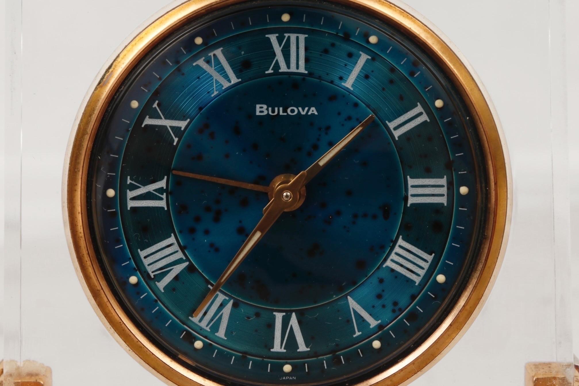 Japonais Horloge de table moderniste en lucite et laiton de Bulova en vente