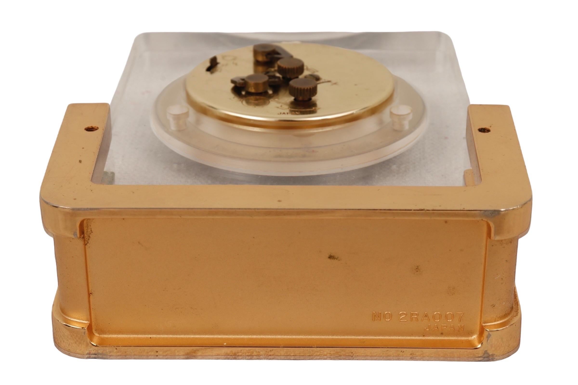 Horloge de table moderniste en lucite et laiton de Bulova Bon état - En vente à Bradenton, FL