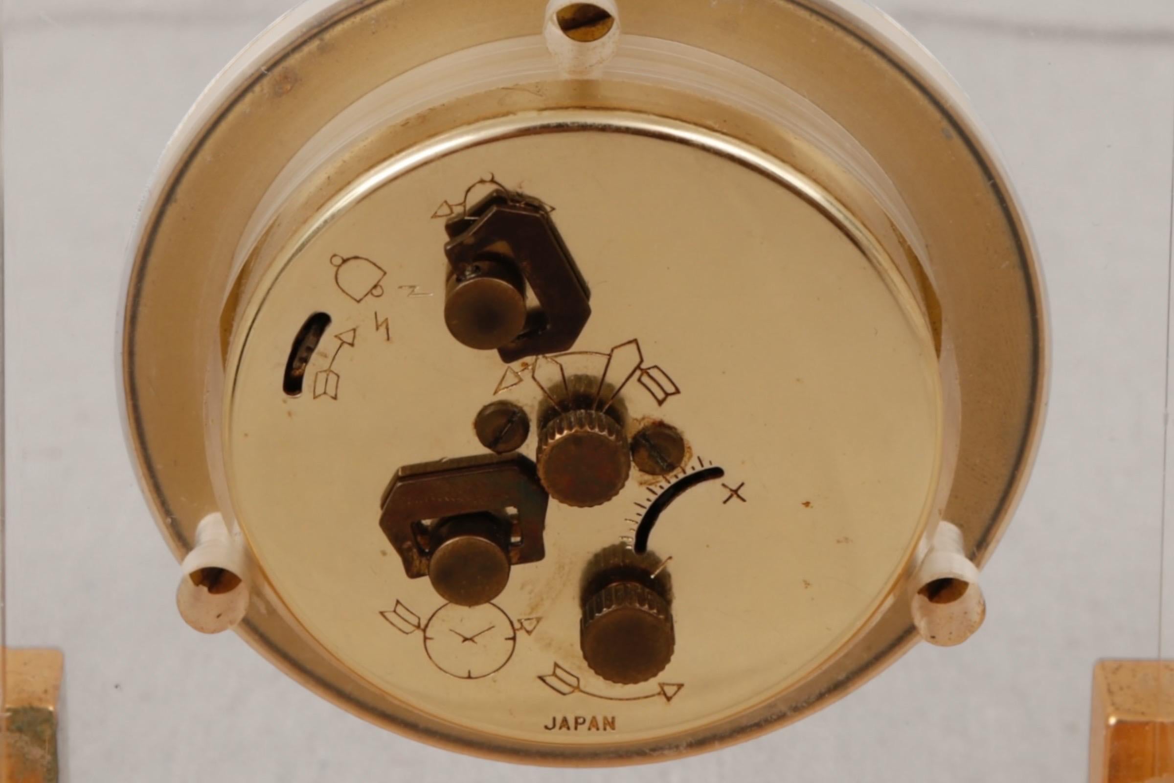 20ième siècle Horloge de table moderniste en lucite et laiton de Bulova en vente