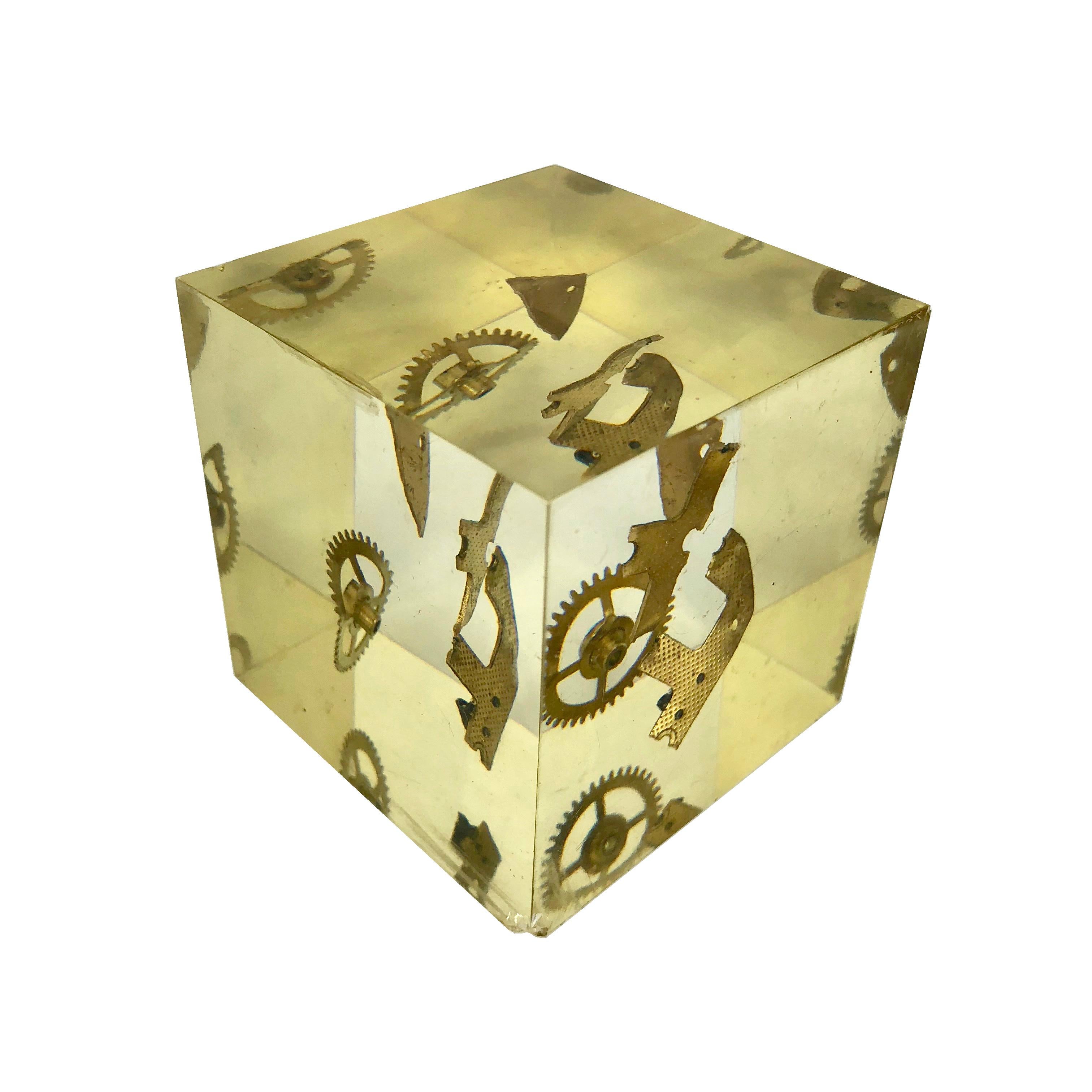 Modernist Lucite Resin Cube Sculpture with Gears Pierre Giraudon, France, 1970s In Fair Condition For Sale In Rome, IT
