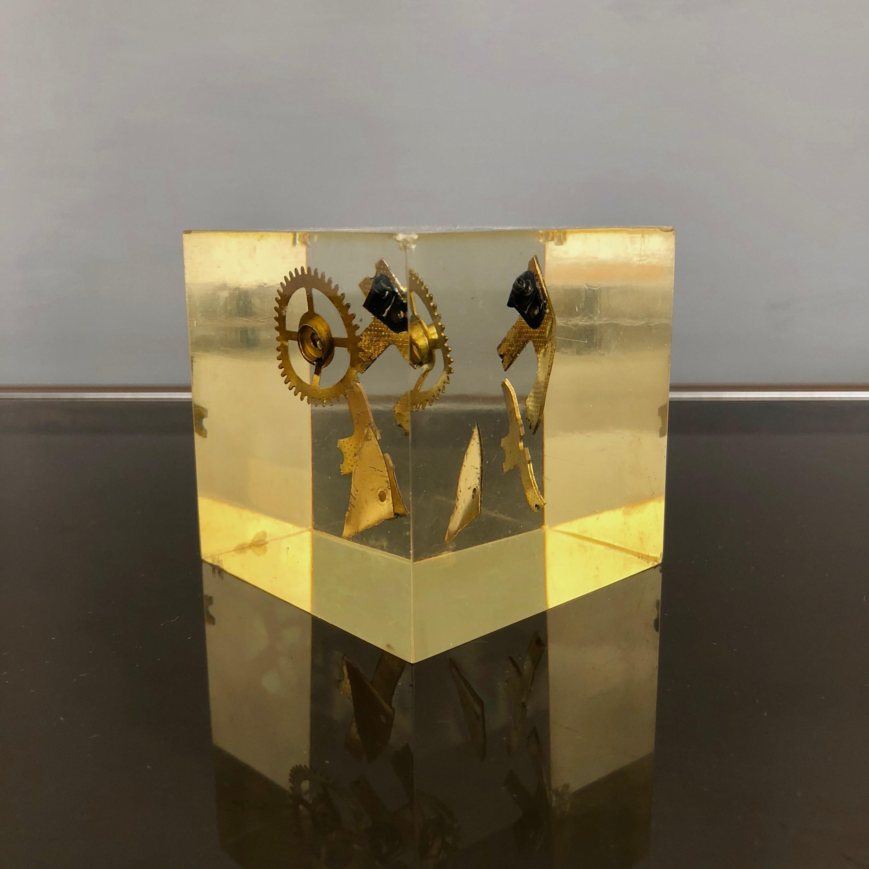 Modernist Lucite Resin Cube Sculpture with Gears Pierre Giraudon, France, 1970s For Sale 1