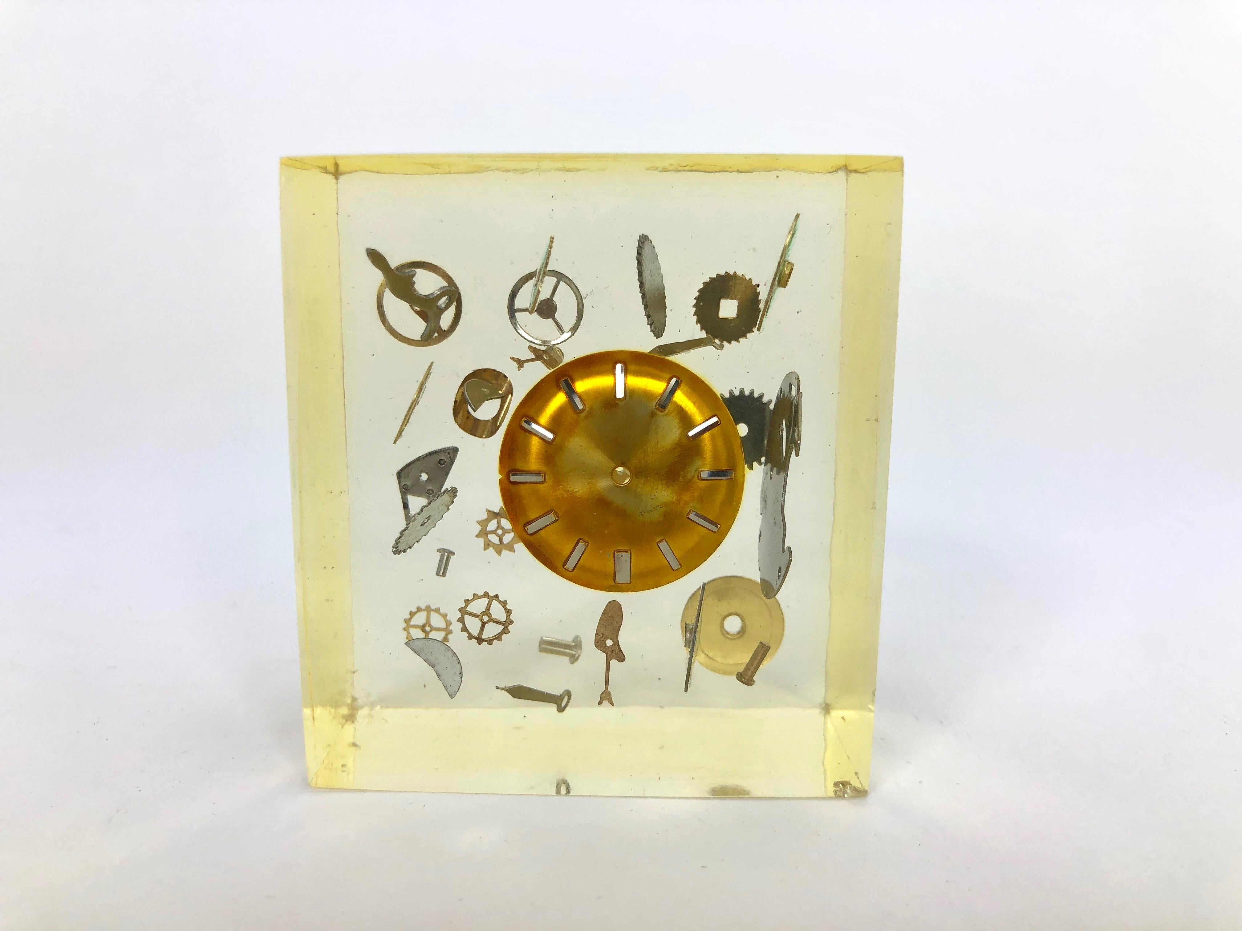 Rare cube in resin and Lucite attributed to the French Pierre Giraudon. As the fourth picture shows, it has a little chipping on a corner.