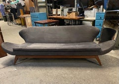 Modernistisches Luigi Tiengo Sofa aus Nussbaum /Ultra Wildleder für Cimon Montréal, 1963