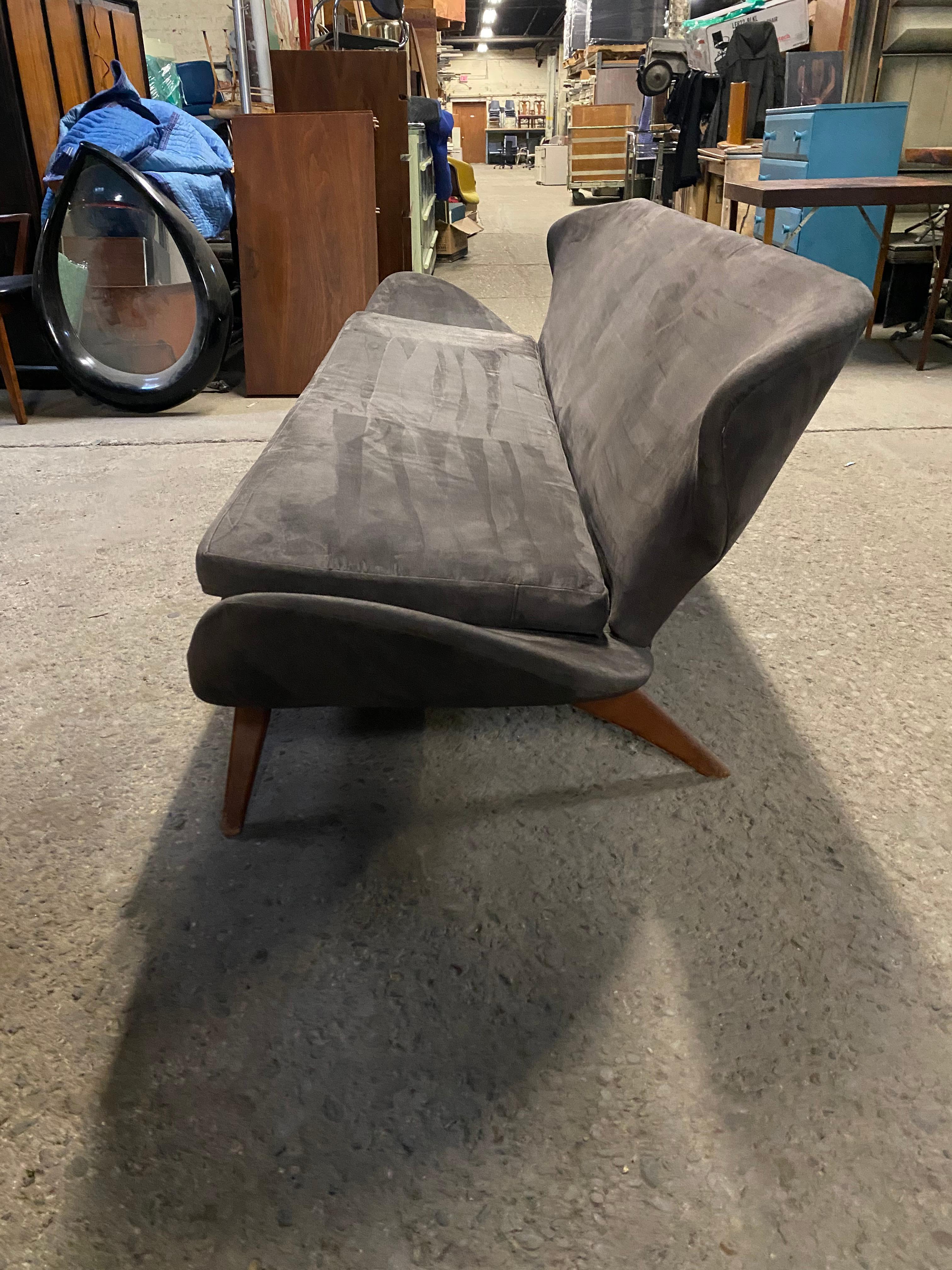 Modernistisches Luigi Tiengo Sofa aus Nussbaum /Ultra Wildleder für Cimon Montréal, 1963 (Kanadisch) im Angebot