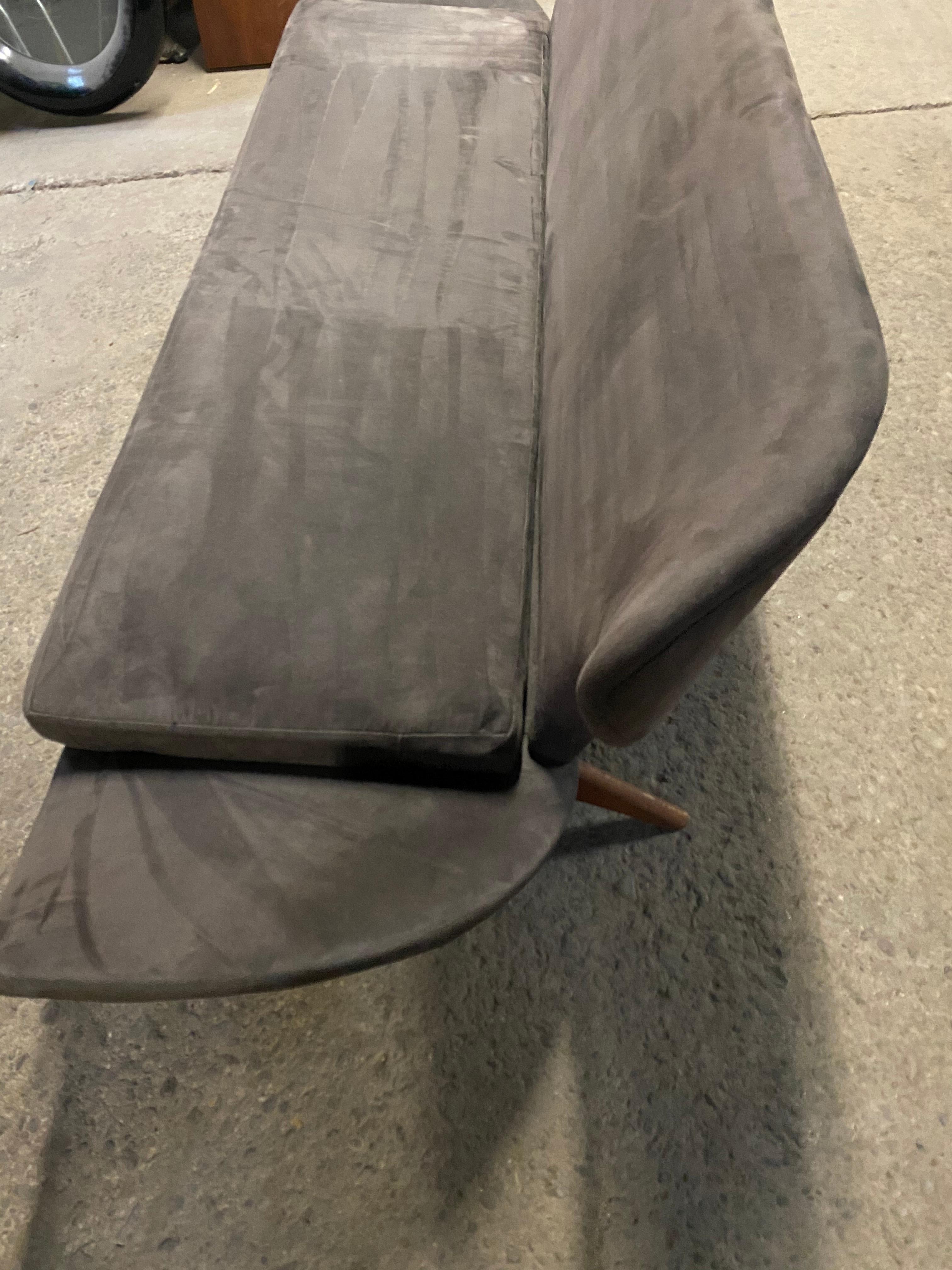 Modernistisches Luigi Tiengo Sofa aus Nussbaum /Ultra Wildleder für Cimon Montréal, 1963 (Mitte des 20. Jahrhunderts) im Angebot