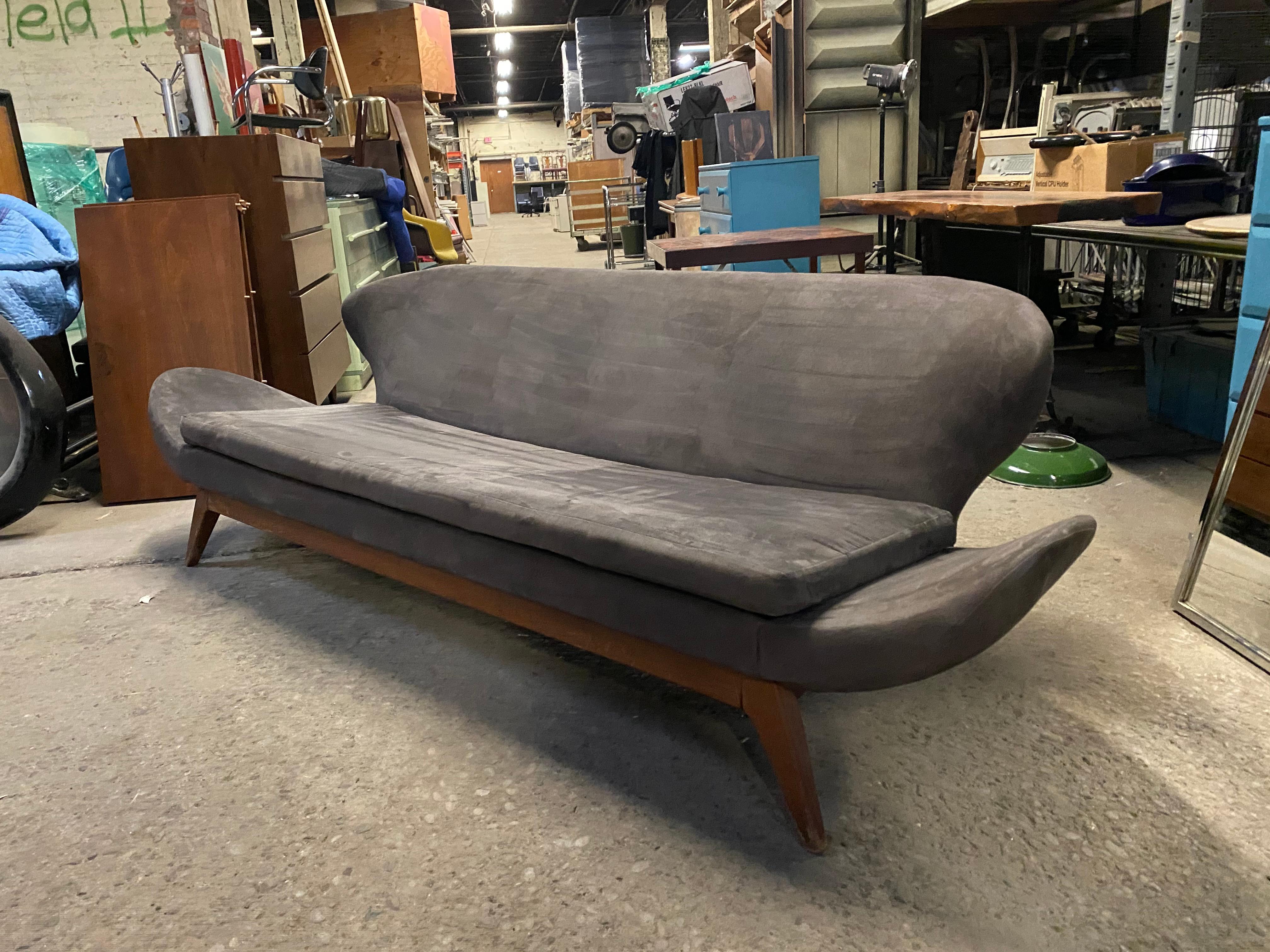 Modernistisches Luigi Tiengo Sofa aus Nussbaum /Ultra Wildleder für Cimon Montréal, 1963 (Stoff) im Angebot