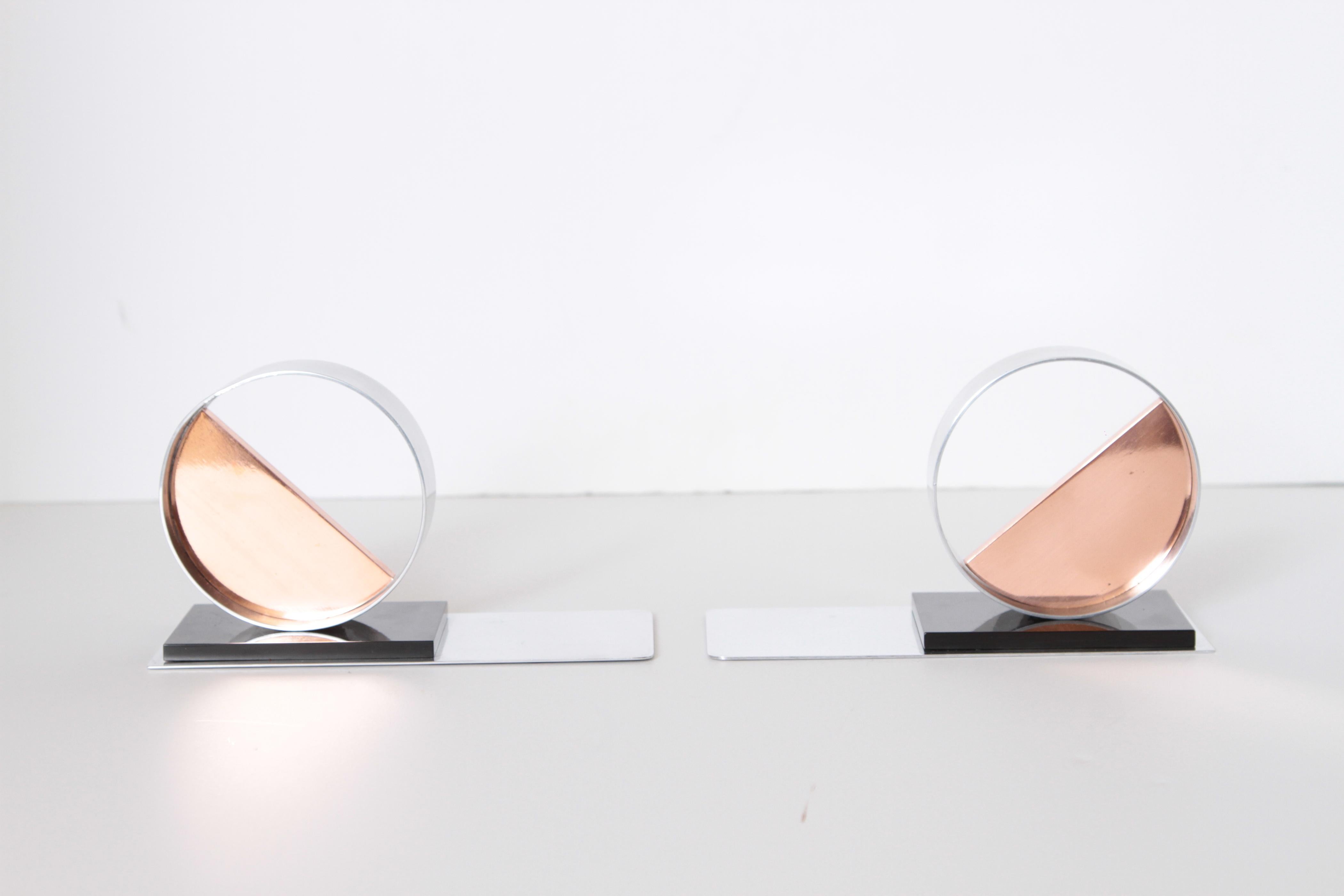 Modernist Machine Age Art Deco sculptures / bookends pair copper chrome Bakelite Catalin.

Nice geometric form in mixed materials.
Similar quality to Chase, Revere and Manning Bowman designs.

Good vintage used condition, copper half-discs appear to