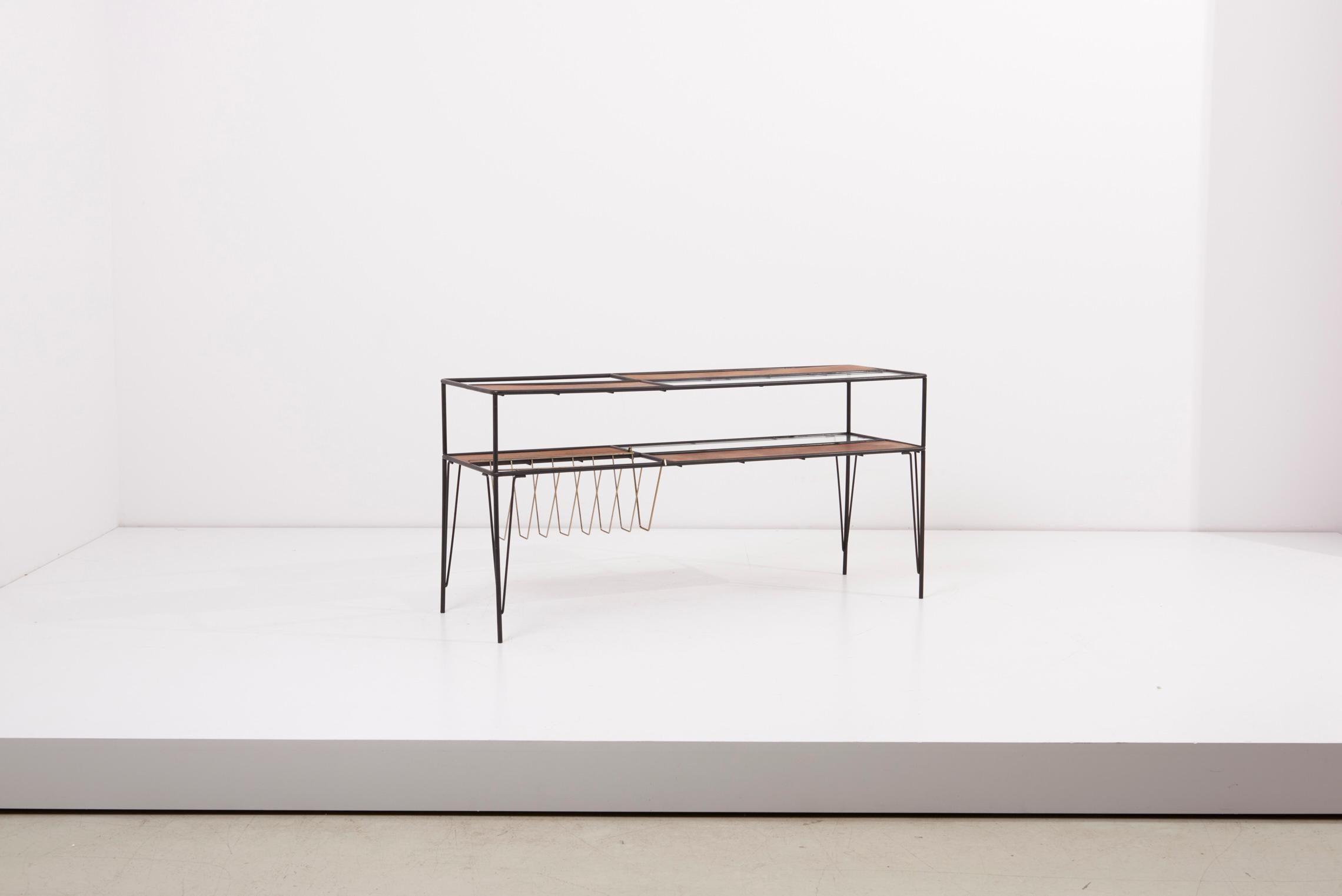 Modernist magazine rack or side coffee table in metal, wood and glass, US 1950s
The design is in the manner of Archie Kaplan.