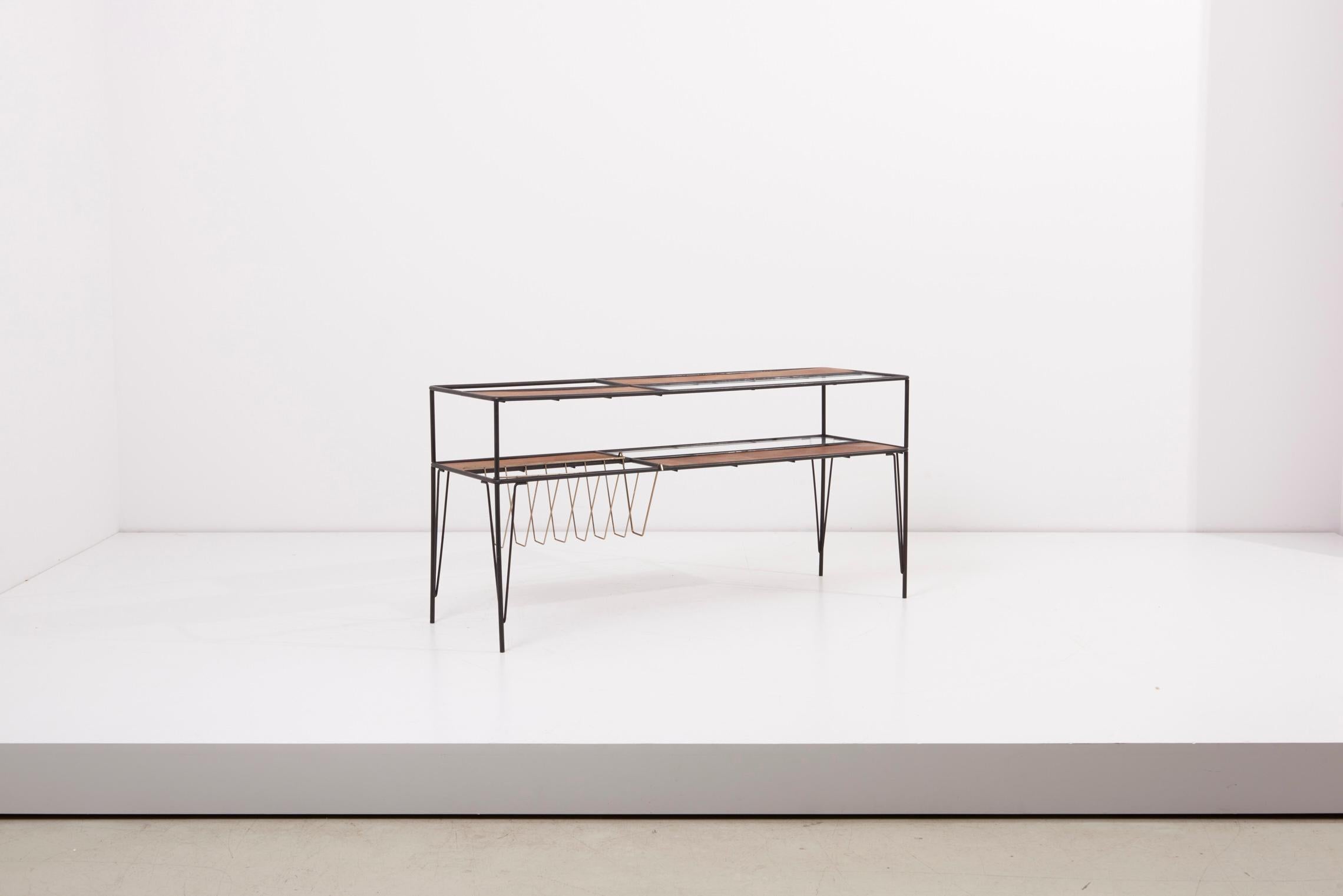 Modernist Magazine Rack or Side Coffee Table in Metal, Wood and Glass, US 1950s In Fair Condition For Sale In Berlin, DE