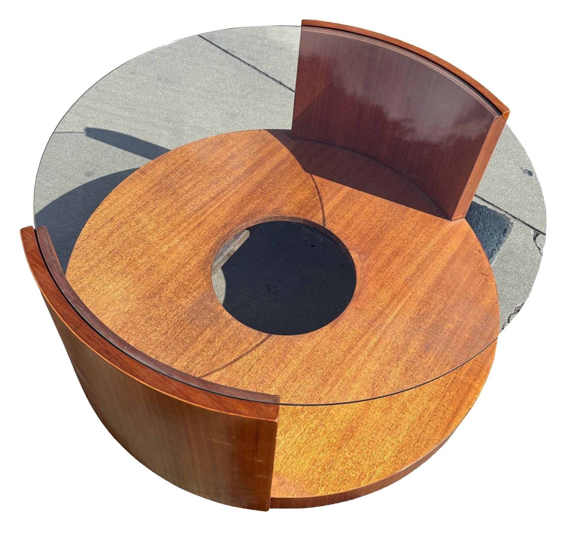 Ein schlichter, modernistischer Couchtisch aus Mahagoni und Glas von Gilbert Rohde, der seine charakteristische stromlinienförmige Ästhetik zeigt. Das Gestell aus edlem Mahagoni zeichnet sich durch klare Linien und elegante Kurven aus und trägt eine