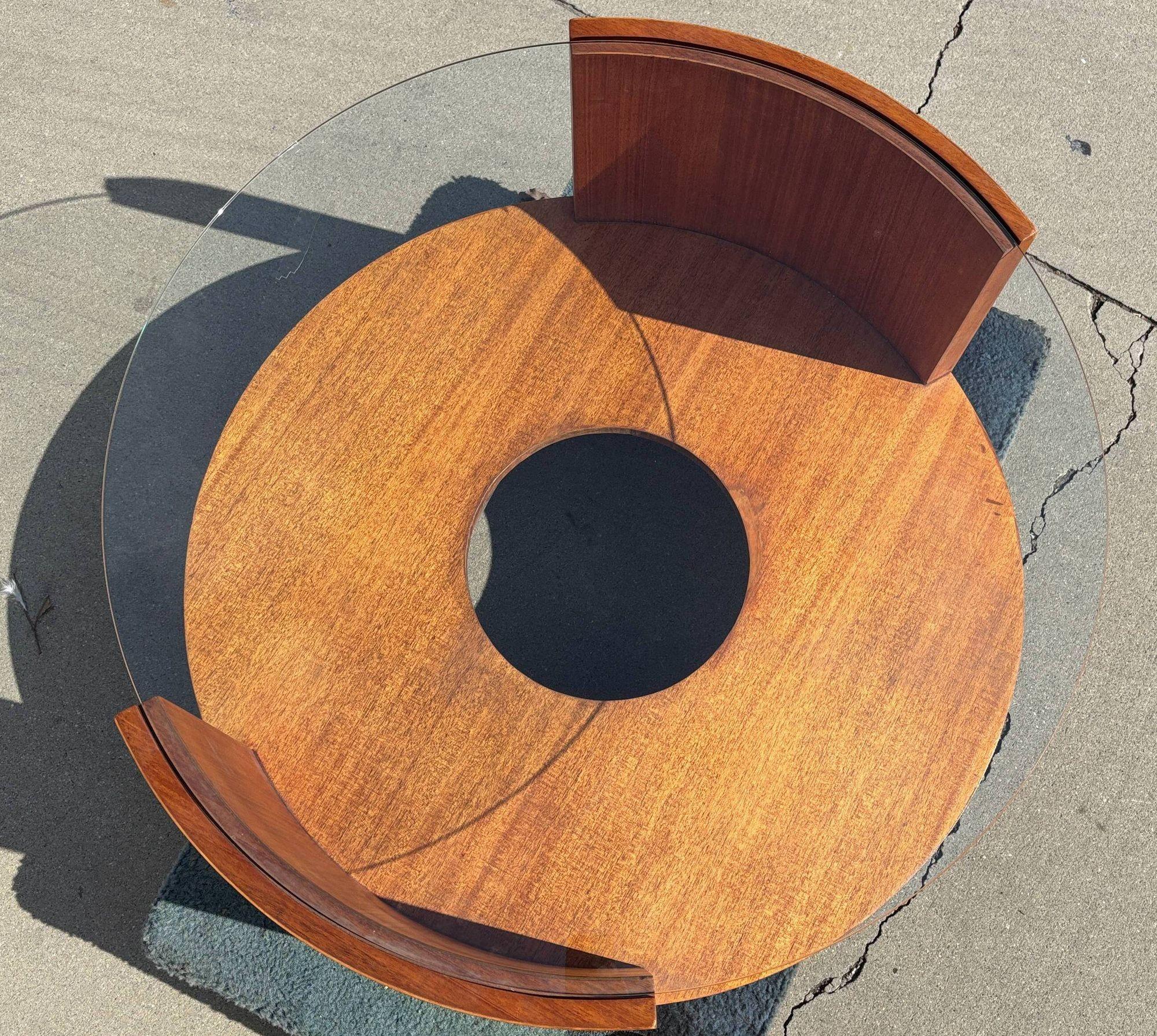 Couchtisch oder Cocktailtisch aus Mahagoni und Glas im modernistischen Stil von Gilbert Rohde (amerikanisch) im Angebot
